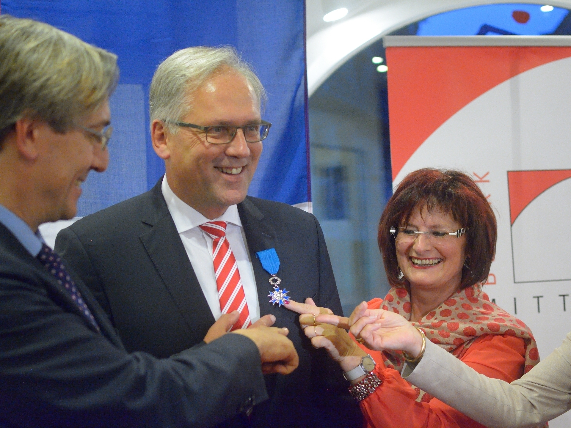 Jean-Claude Brunet, französischer Generalkonsul, Bezirkstagspräsident Richard Bartsch sowie seine Stellvertreterin Christa Naaß während der Ordensverleihung (v.l.).