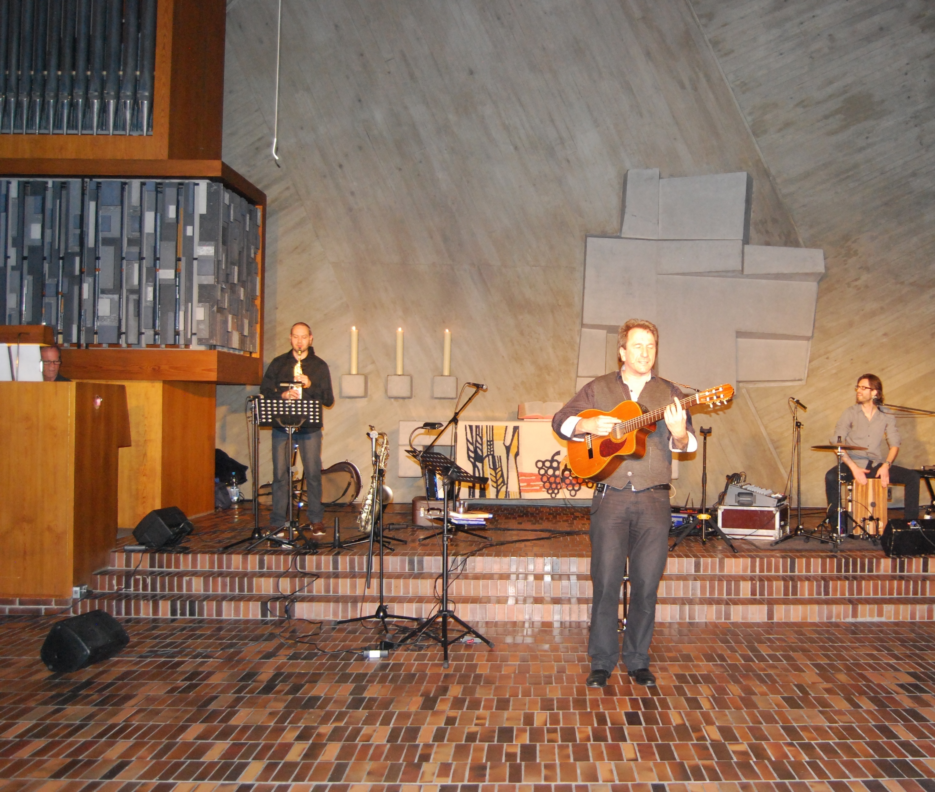 Clemens Bittlinger mit David Plüss (Orgel), Raphael Wolf (Saxophon) und David Kandert (Percussion)