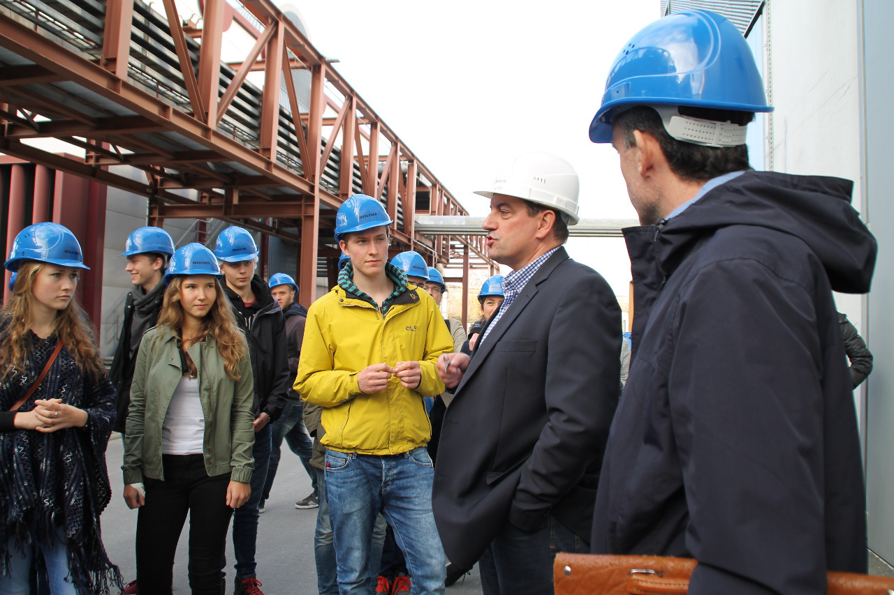 Matthias Klopfer (2. v. r.), Leiter Produktion bei der N-ERGIE Aktiengesellschaft, führte die Teilnehmer der Berufserkundungstour über das Betriebsgelände in Sandreuth.