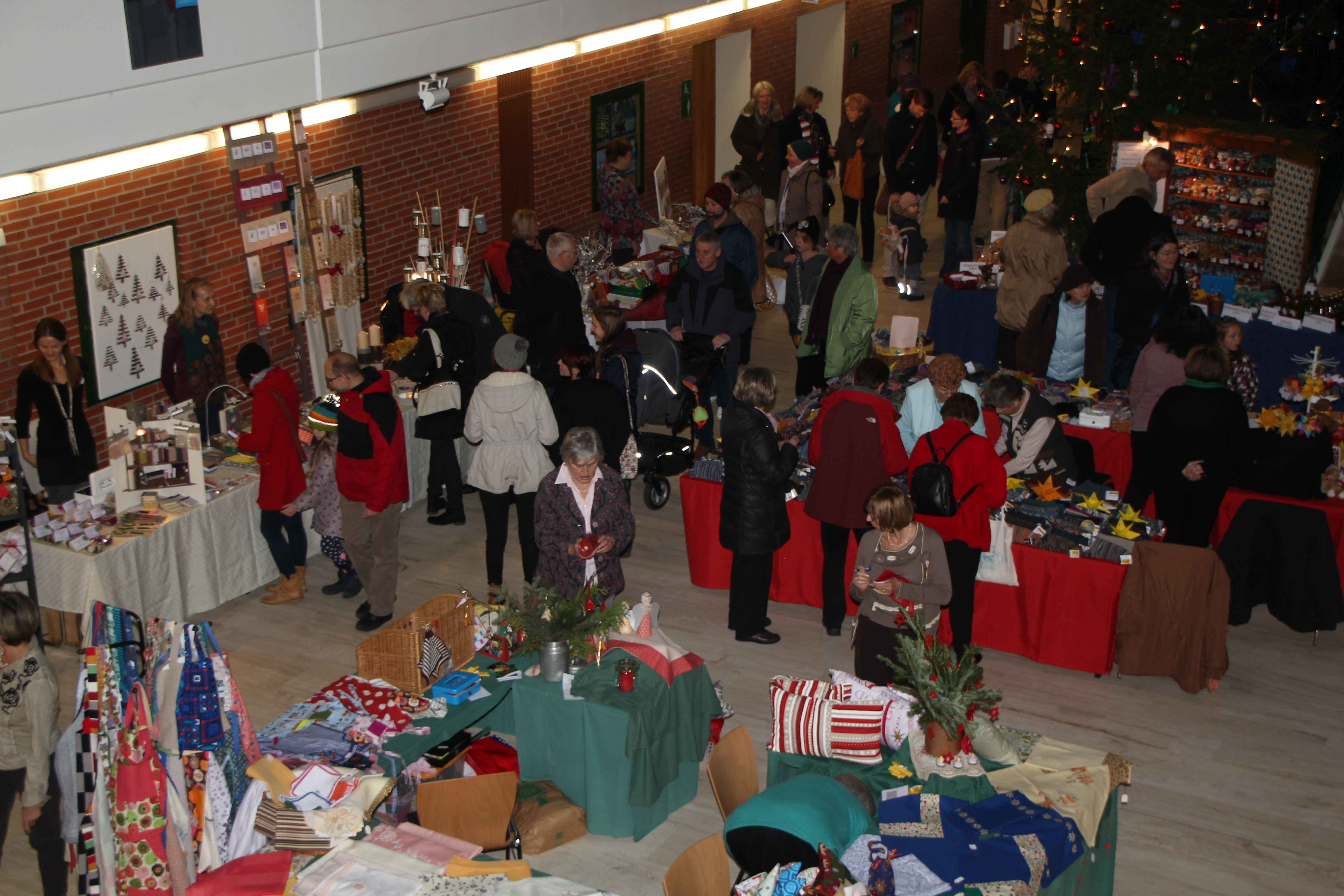 Weihnachtsmarkt der Basarfrauen in Lauf.