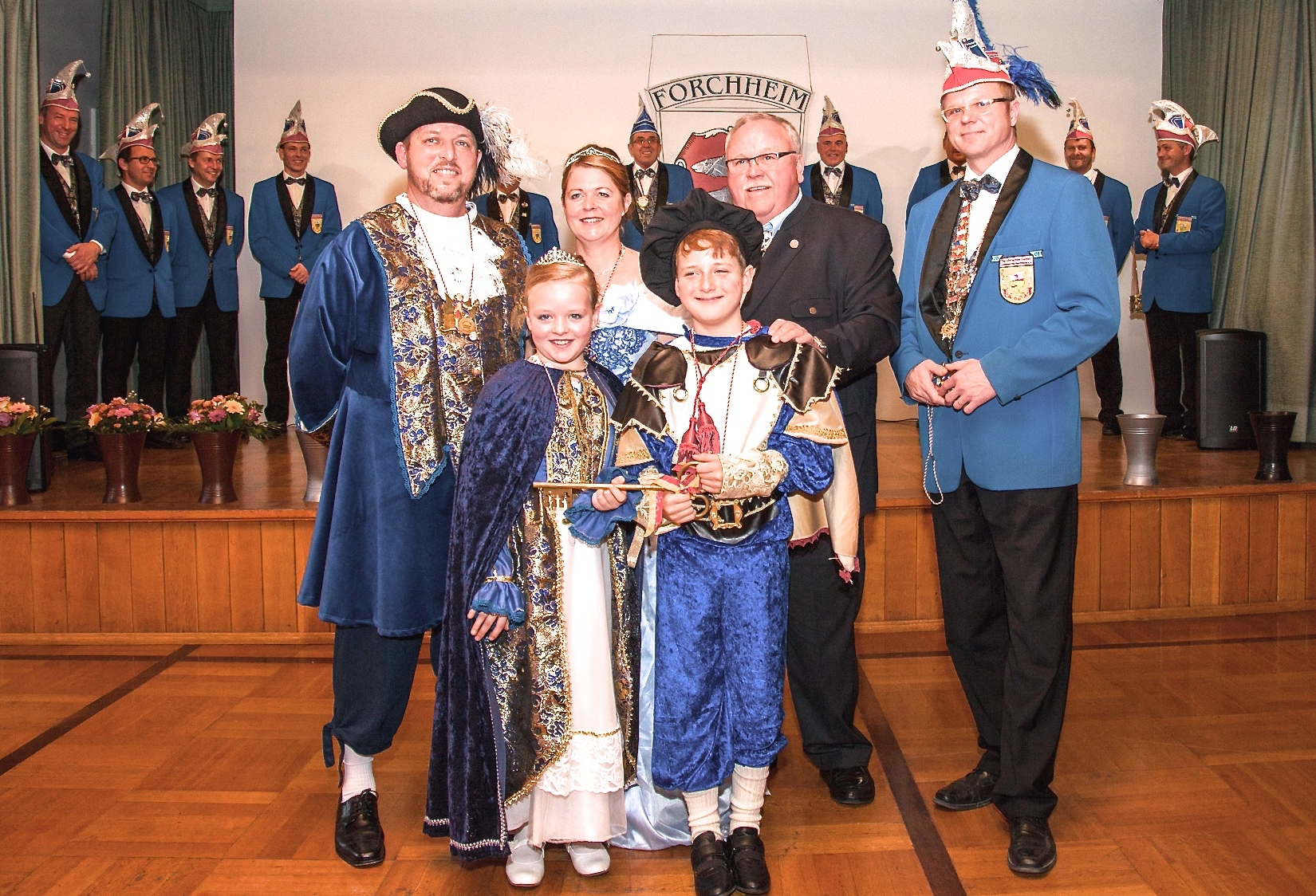 Das Kinderprinzenpaar Svenja und Fabian, dahinter das Prinzenpaar Klaus der Erste und Uli die Erste, mit Bürgermeister Franz Streit und Bernd Uttenreuther. Foto: R. Rosenbauer