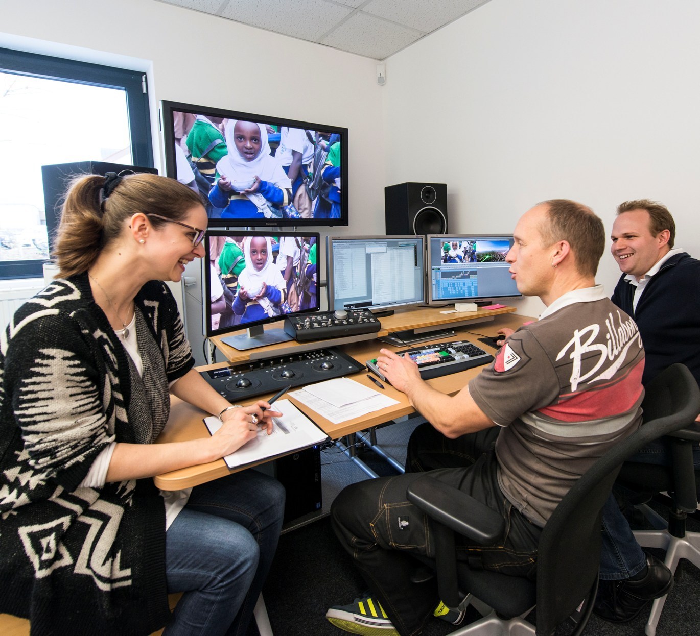 (Foto: hl-studios, Erlangen) – Das Regie-Team von hl-studios beim finalen Schneiden des CSR-Films