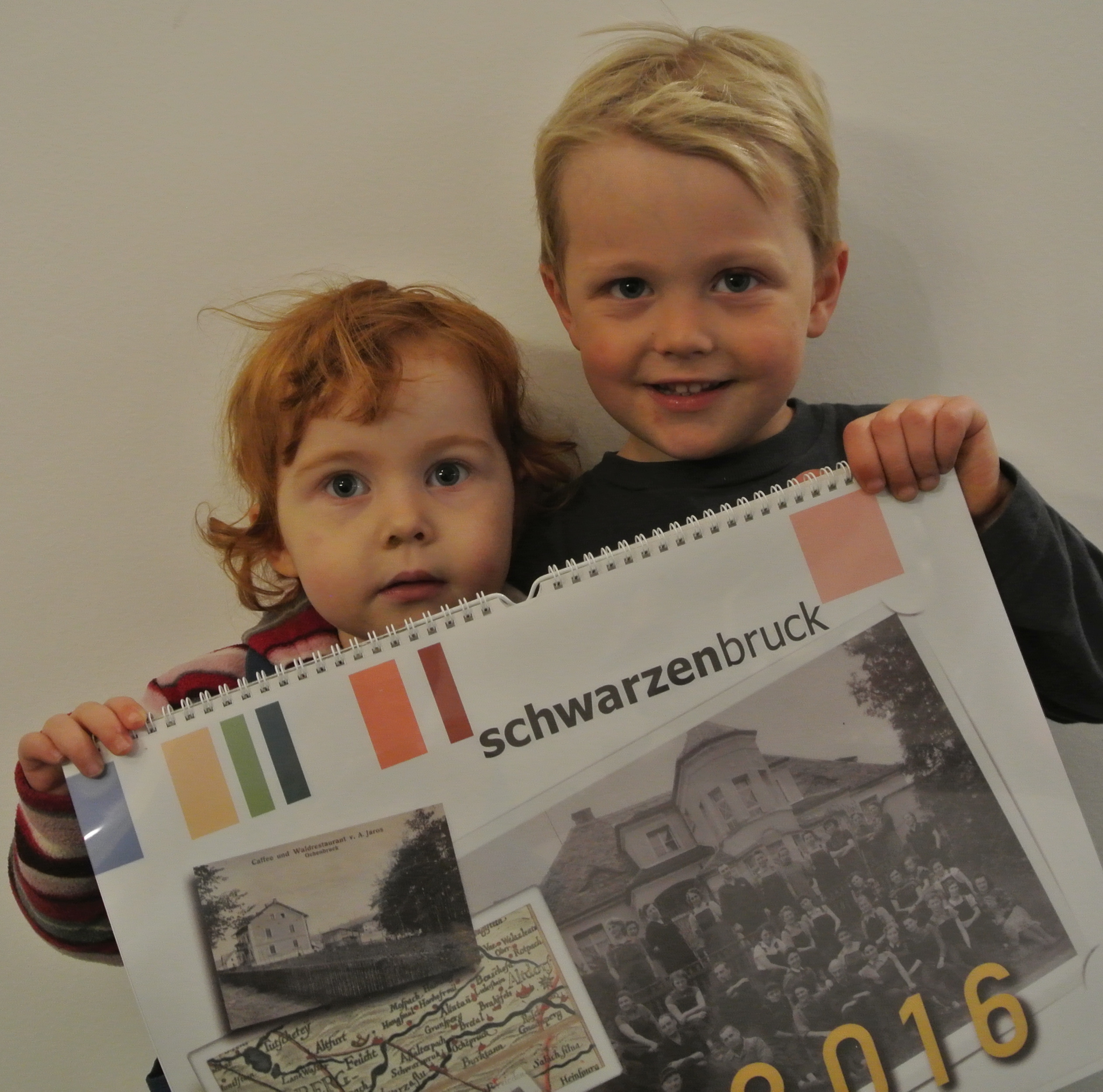 Charlotte und Konstantin präsentieren stolz den neuen Kalender mit vielen alten Bildern - wer kann da noch widerstehen ?