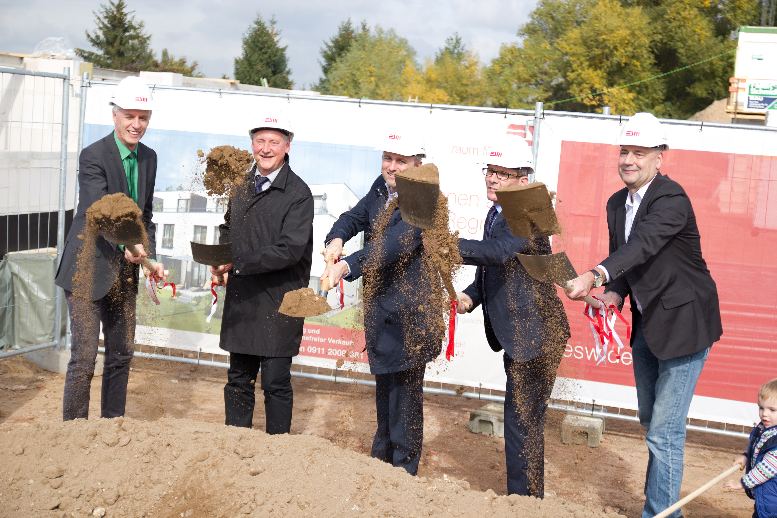 Dekan Jörg Sichelstiel, Oberbürgermeister Dr. Thomas Jung, ESW-Geschäftsführer Hannes B. Erhardt, ESW Bauträger GmbH Geschäftsführer Klaus Kräutner und ESW-Projektleiter Hans-Peter Gran beim gemeinsamen Spatenstich.