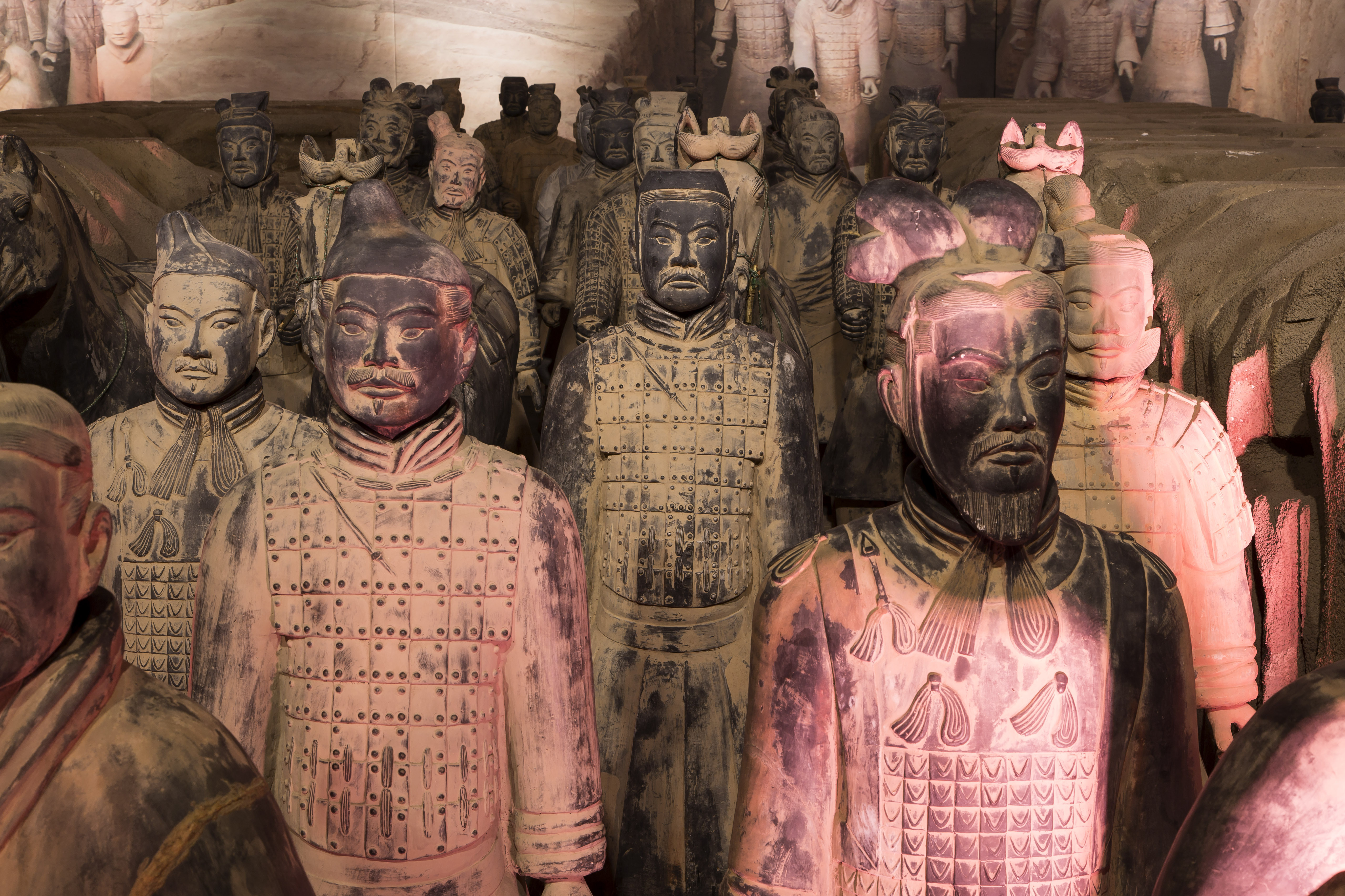 In der Ausstellung sind unter anderem 150 originalgetreue Krieger-Nachbildungen zu sehen.