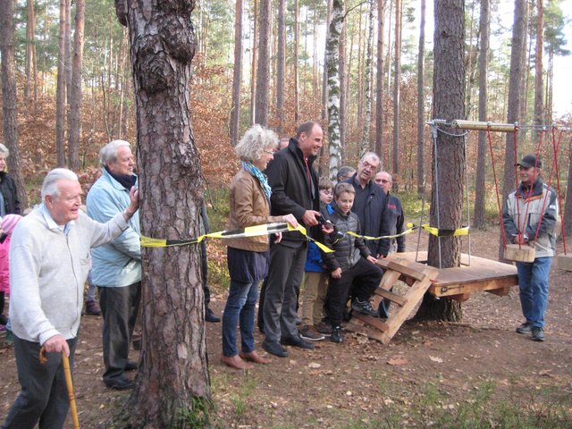 Bürgermeister Christian Vogel eröffnet den Niedrigseilgarten | Foto: angru