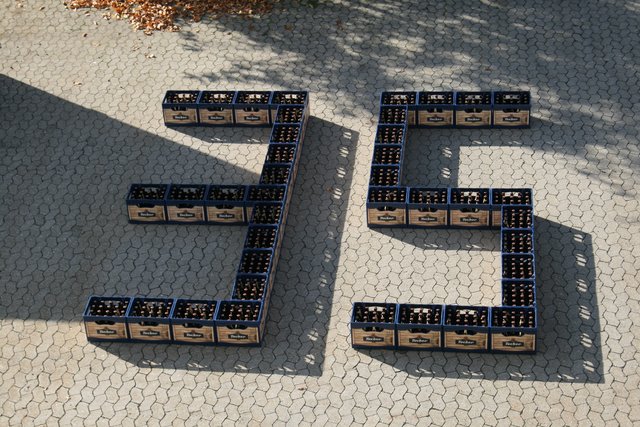 Die Tucher Brauerei gratuliert dem MarktSpiegel in origineller Form zum 35-jährigen Bestehen. | Foto: Tucher