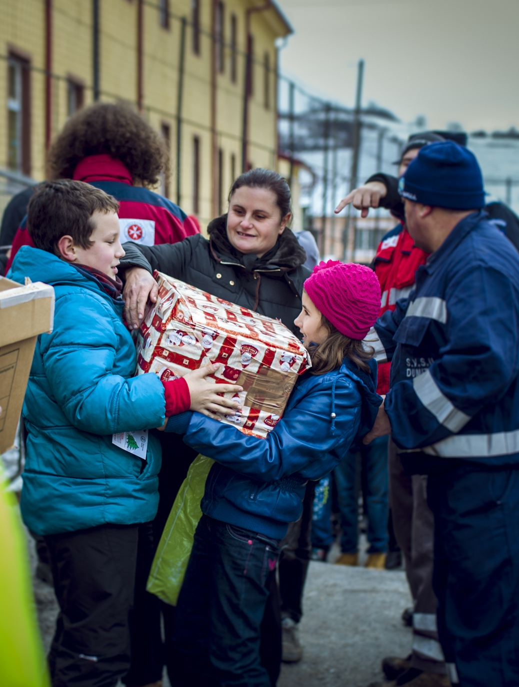 Bittere Armut beginnt bereits vor unserer Haustüre: Kinder in Osteuropa freuen sich über die Geschenkpäckchen.