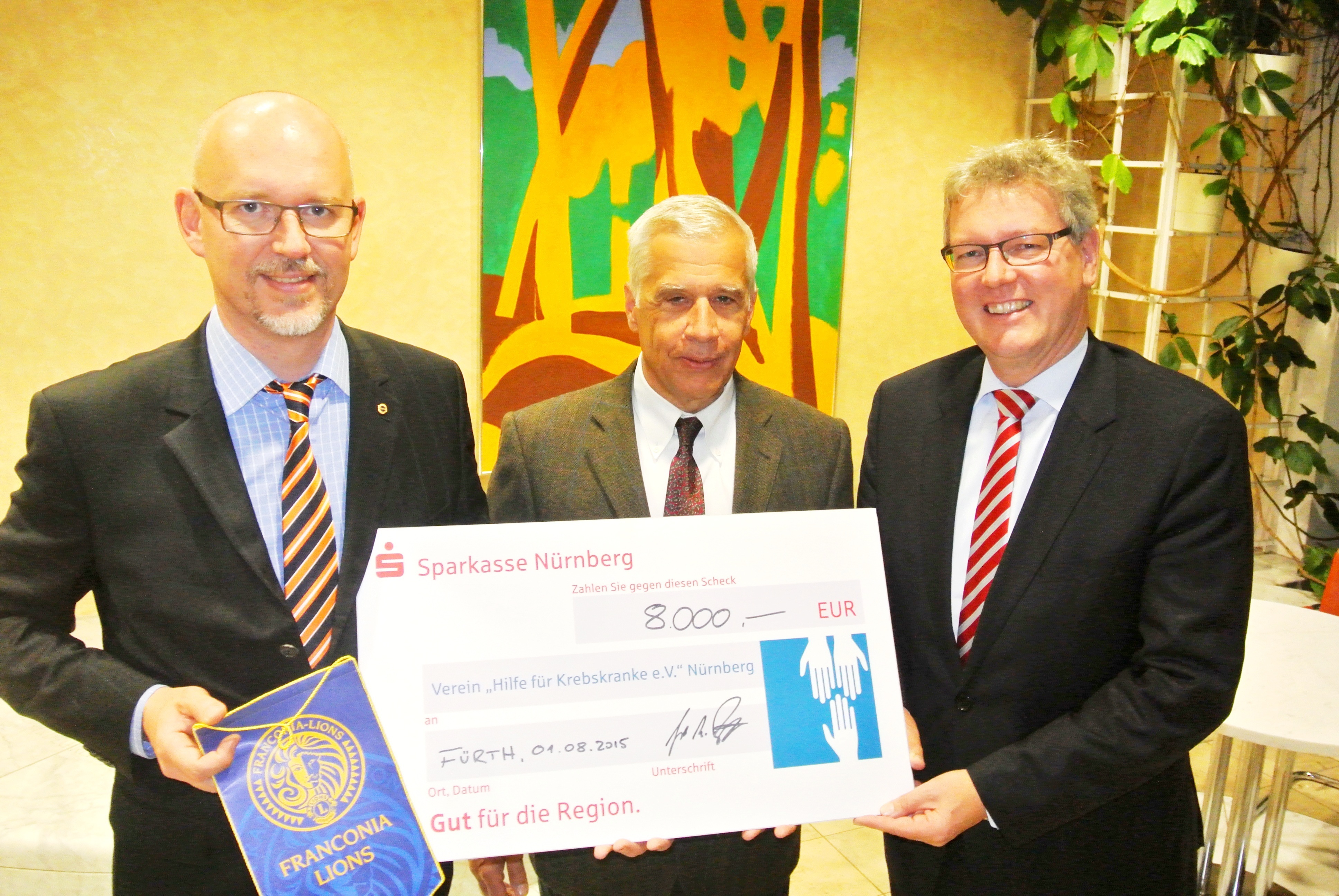 Scheckübergabe an den Verein ,,Hilfe für Krebskranke e.V." Nürnberg mit Lions-Club Zirndorf-Franconia Präsident Boris Bahr, Prof. Dr. Martin Wilhelm, Direktor der Medizinischen Klinik 5 und Dr. Matthias Everding, Vorsitzender ,,Hilfe für Krebskranke e.V." (v.l.).