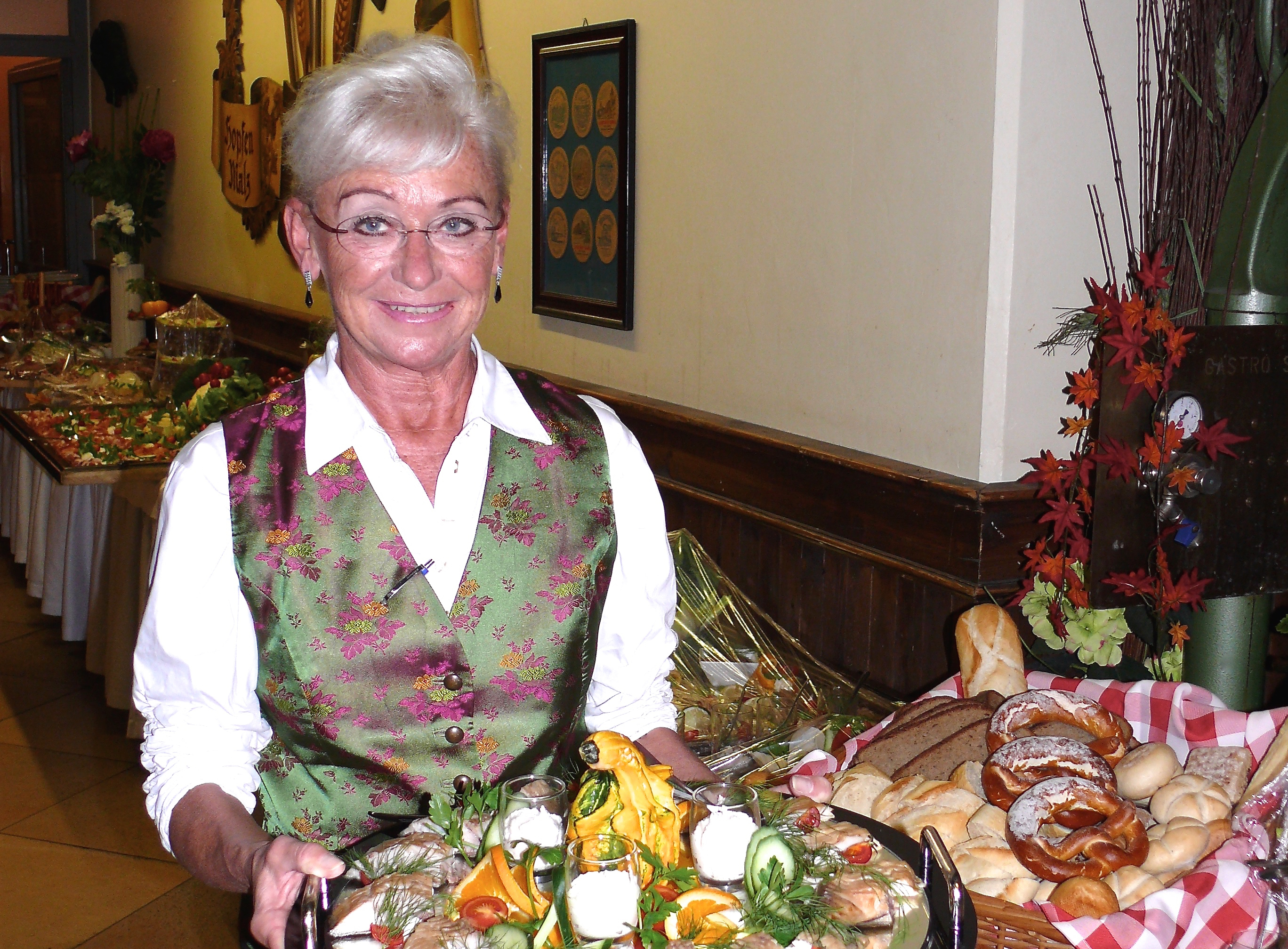 Hier schmeckt es: Frieda Krestel, Inhaberin der Lederer Kulturbrauerei, freut sich auf den Besuch der MarktSpiegel-Leserinnen und -Leser.