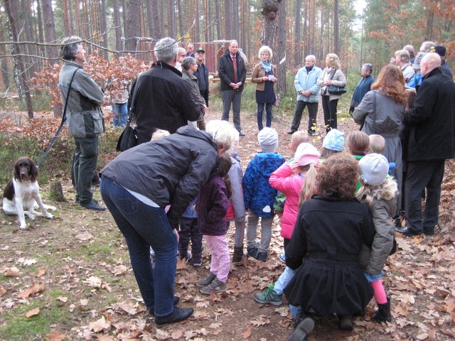 Bürgermeister Christian Vogel bei der kurzen Eröffnungsrede vor den Kindern und Erwachsenen | Foto: angru