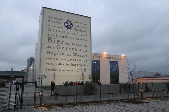 Das wohl größte Reinheitsgebot der Welt prangt am Brauturm. | Foto: bayernpress