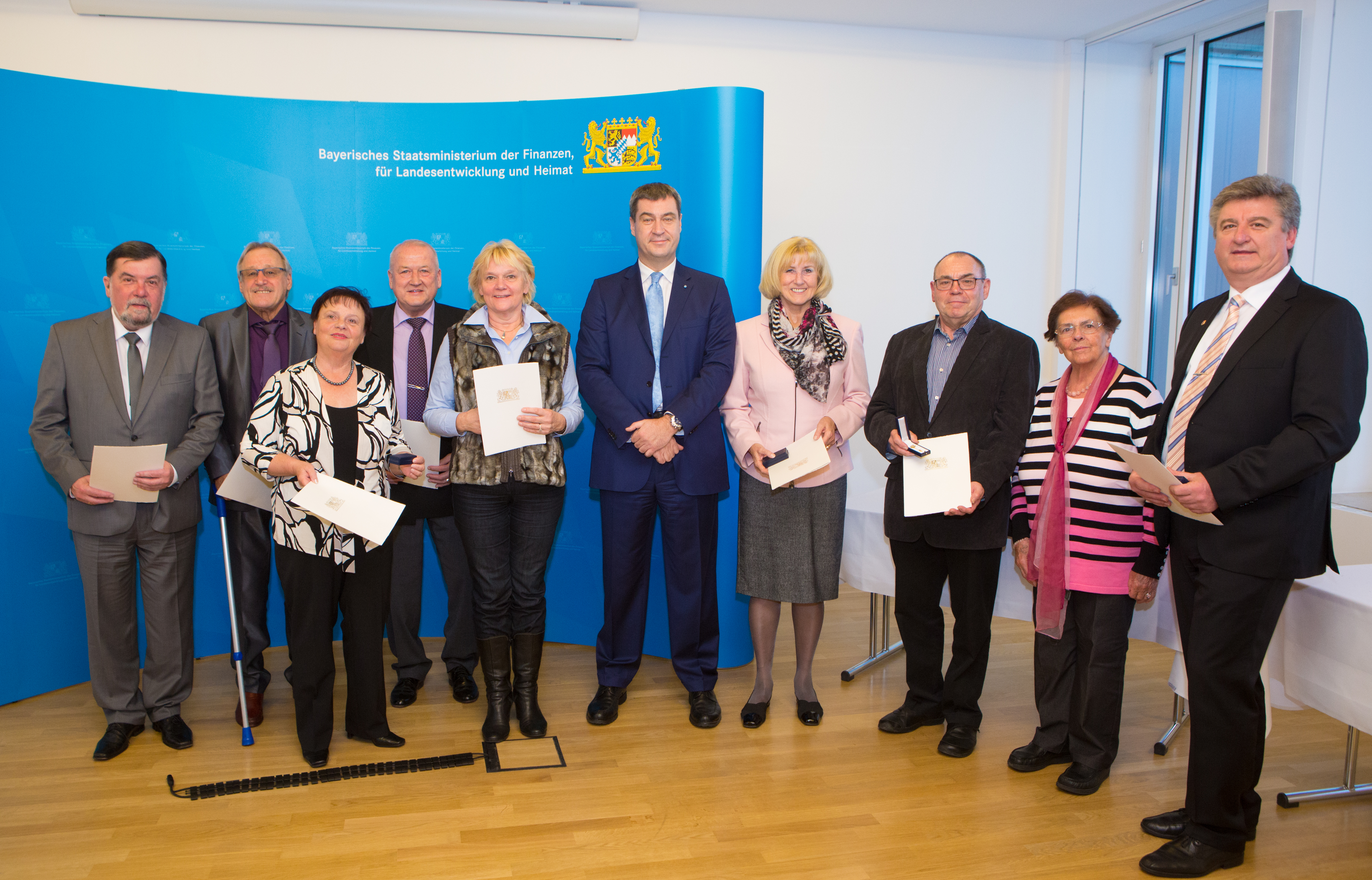 Übergabe der Ehrenzeichen durch Dr. Markus Söder (Mitte) in Nürnberg an (v.l.) Josef Streber , Manfred Krauß, Gabriele Lay, Hans Blendinger, Gertraud Krammer, Rita Heider, Werner Werthner, Ruth Adamczewski und Johann Schuster.