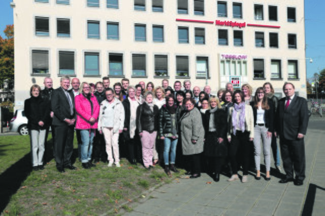 Die Mitarbeiterinnen und Mitarbeiter haben sich zum Gruppenfoto vor dem Verlagsgebäude in der Burgschmietstraße aufgestellt.