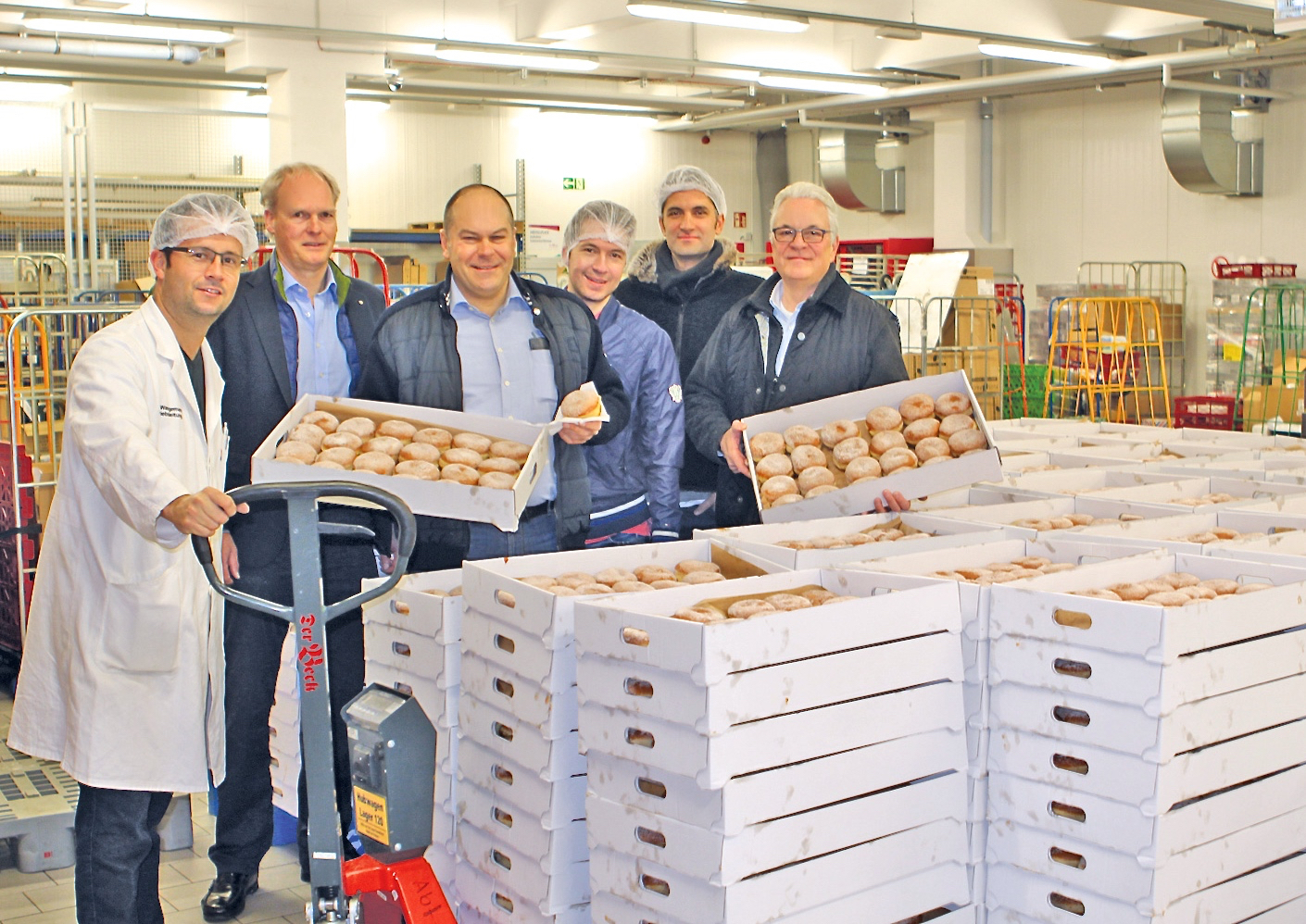 Organisierten die Krapfenauslieferung bei „Der Beck“: Betriebsleiter Jörg Wangemann, Dr. Peter Heppt, Günter Härtl, Leopold Hofmann, Anton Hofmann und Thomas Hofmann (v.l.n.r.). Foto: Leona Bürzle