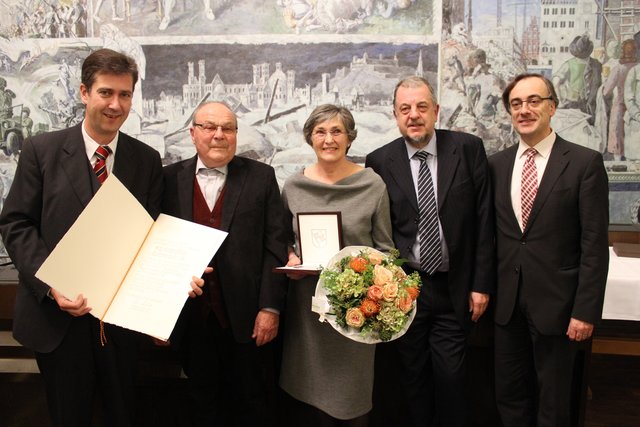 v.li: Oberbürgermeister Christian Schuchardt, Helmut und Johanna Falk, Wolfgang Hugo, Kulturreferent Muchtar Al Ghusain. | Foto: Claudia Penning-Lother