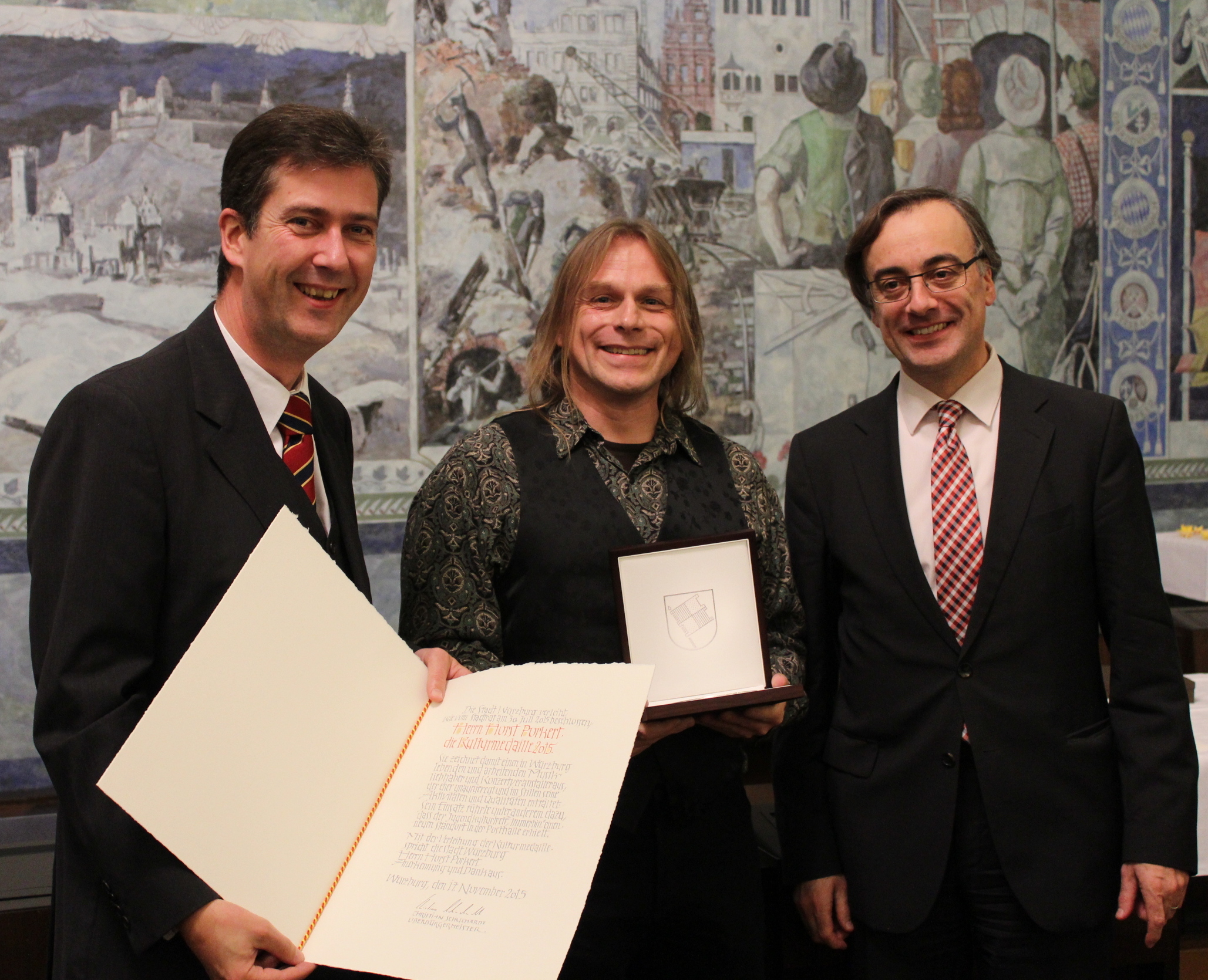 Horst Porkert (m.) freut sich über die Kulturmedaille. Li.
Oberbürgermeister Christian Schuchardt, re. Kulturreferent Muchtar Al Ghusain.