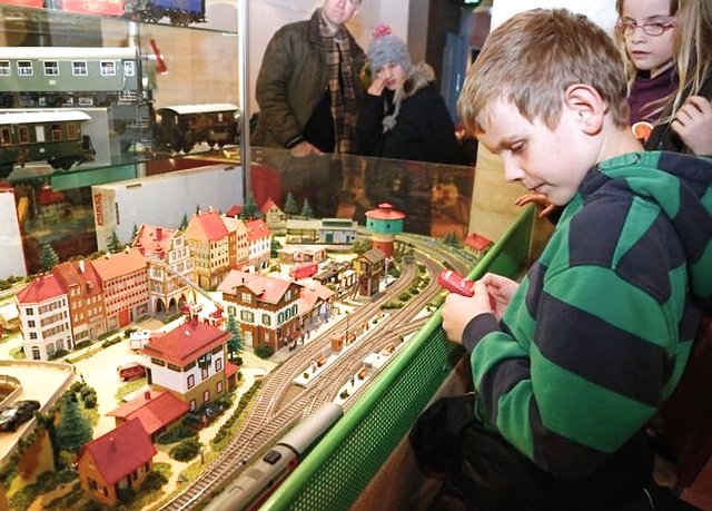 Selbst fahren können kleine Nachwuchs-Eisenbahner gerne auf der H0-Spielanlage. Foto: Pfalzmuseum Forchheim