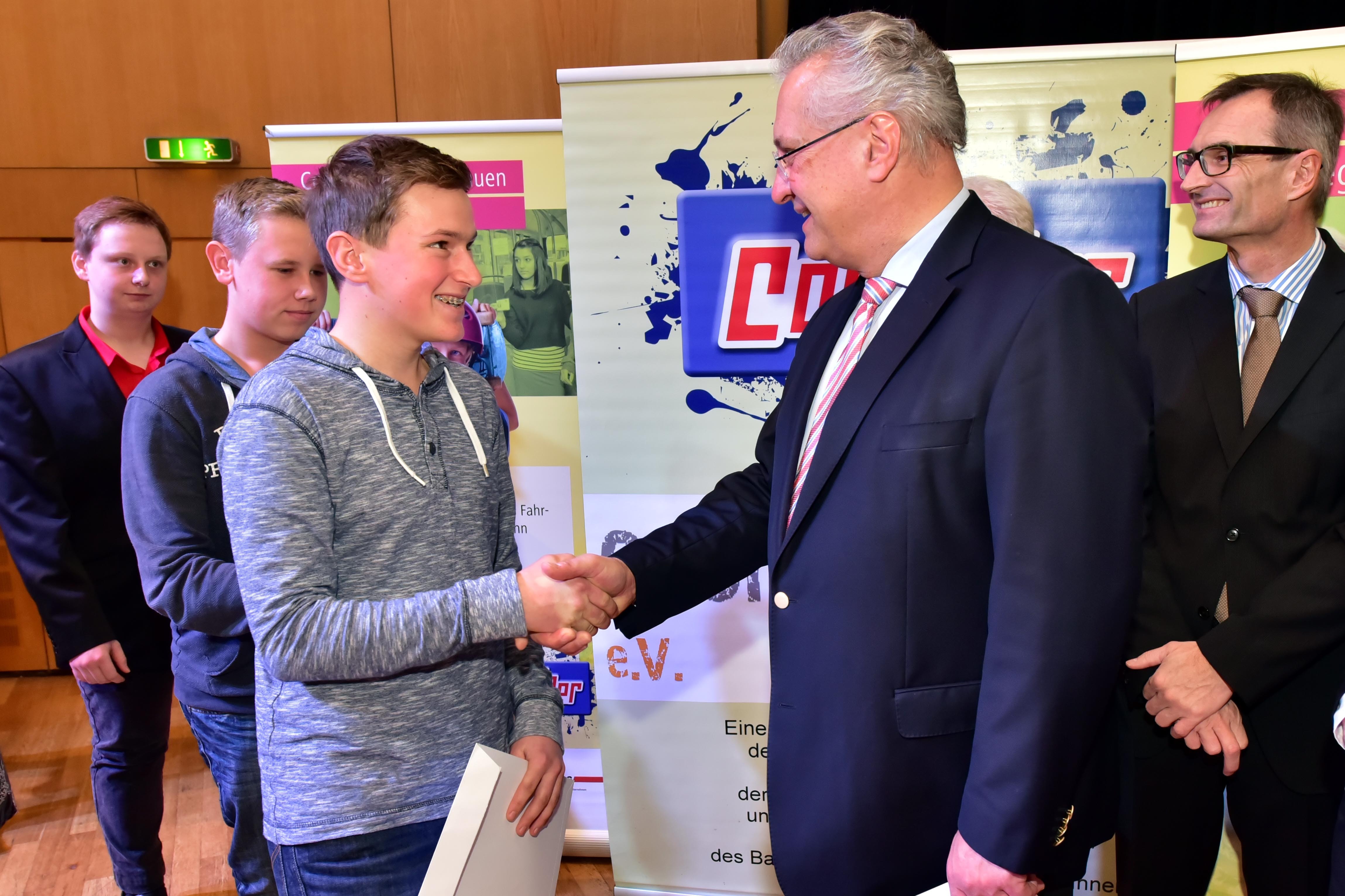 Die Coolrider bekommen ihre Urkunden und Glückwünsche vom Schirmherrn, dem Bayerischen Staatsminister des Innern, Bau und Verkehr Joachim Herrmann.