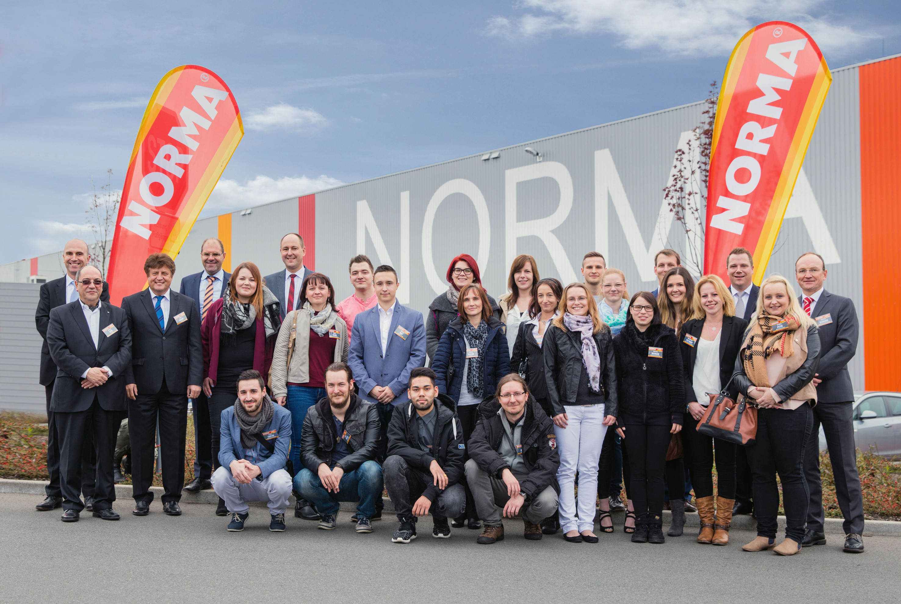 Der Vorstand und die Geschäftsleitung treffen Top-Auszubildende zum Dialog: Beim Discounter NORMA aus Nürnberg ist das selbstverständlich. Die NORMA-Vorstände Robert Tjón (stehend vorne links) und Gerd Köber (vorne 2. von links) sowie die Geschäftsleitungs-Mitglieder Winfried Vogt (hintere Reihe, l.) und Christian Sitzmann (hintere Reihe 2. v.l.) nahmen sich zusammen mit ihrem Geschäftsleitungs-Kollegen Richard Ellmann (r.) auch beim Azubi-Tag 2015 Zeit für das Gespräch mit den besten NORMA-Auszubildenden.