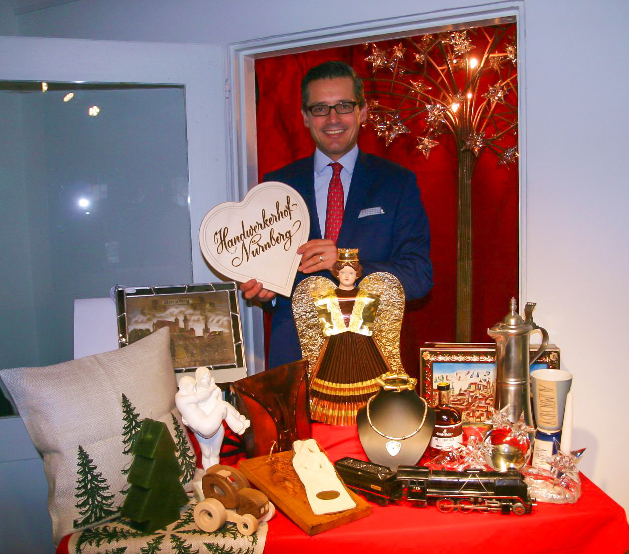 Wirtschaftsreferent Dr. Michael Fraas eröffnete offiziell die Vorweihnachtszeit im Handwerkerhof Nürnberg.
