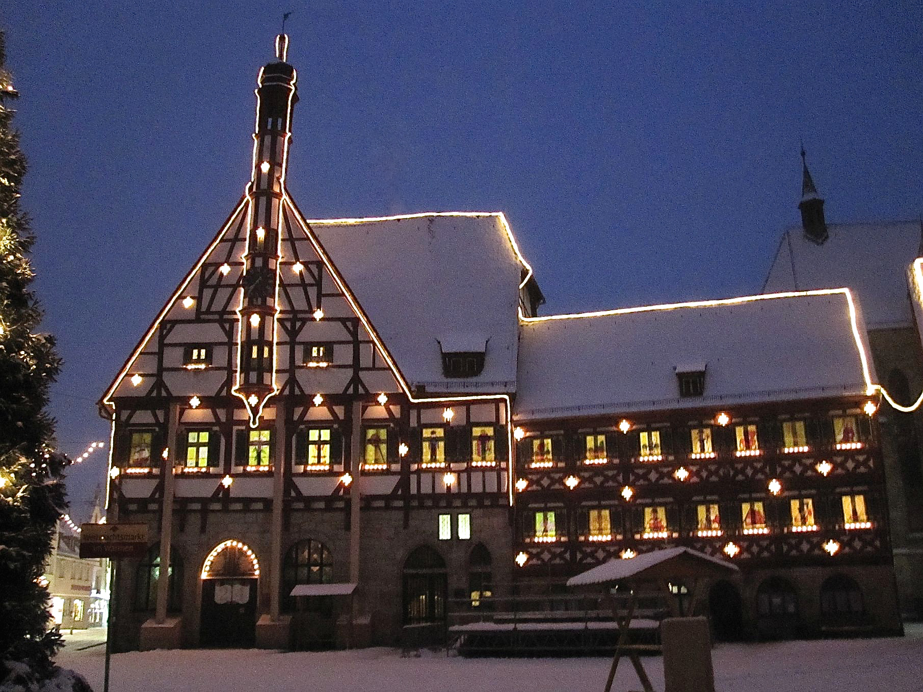 Das als Adventskalender „gestylte“ Rathaus ist ein echter Hingucker. Foto: Stadt Forchheim
