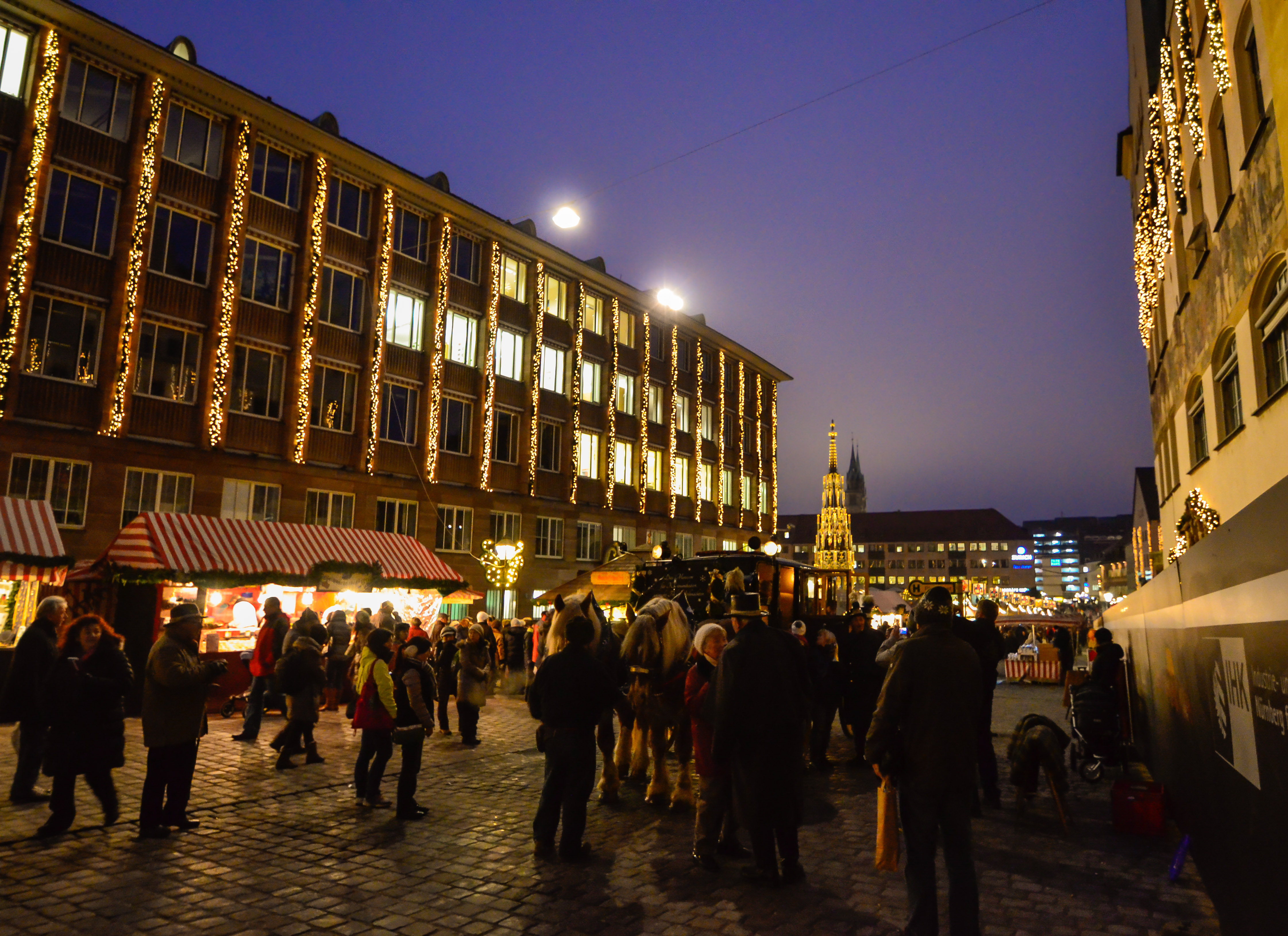 Auf dem Weg zum Christkindlesmarkt. Hier starten die Postkutschenfahrten durch die Innenstadt.