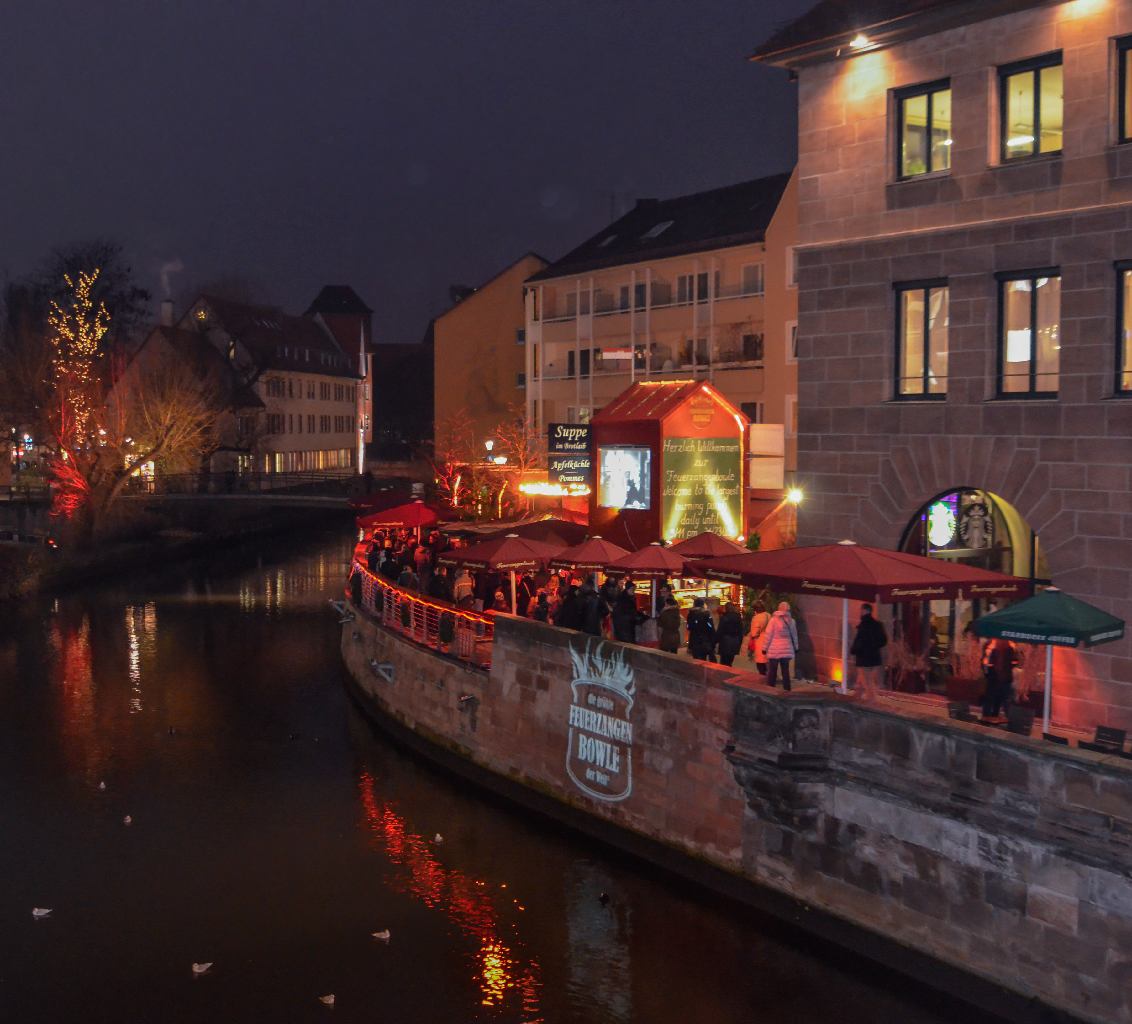 Übrigens: Am 27. November 2015 um 14 Uhr gibt’s den ersten „Schlock“ auf zehn Jahre „Die größte Feuerzangenbowle in Nürnberg“.