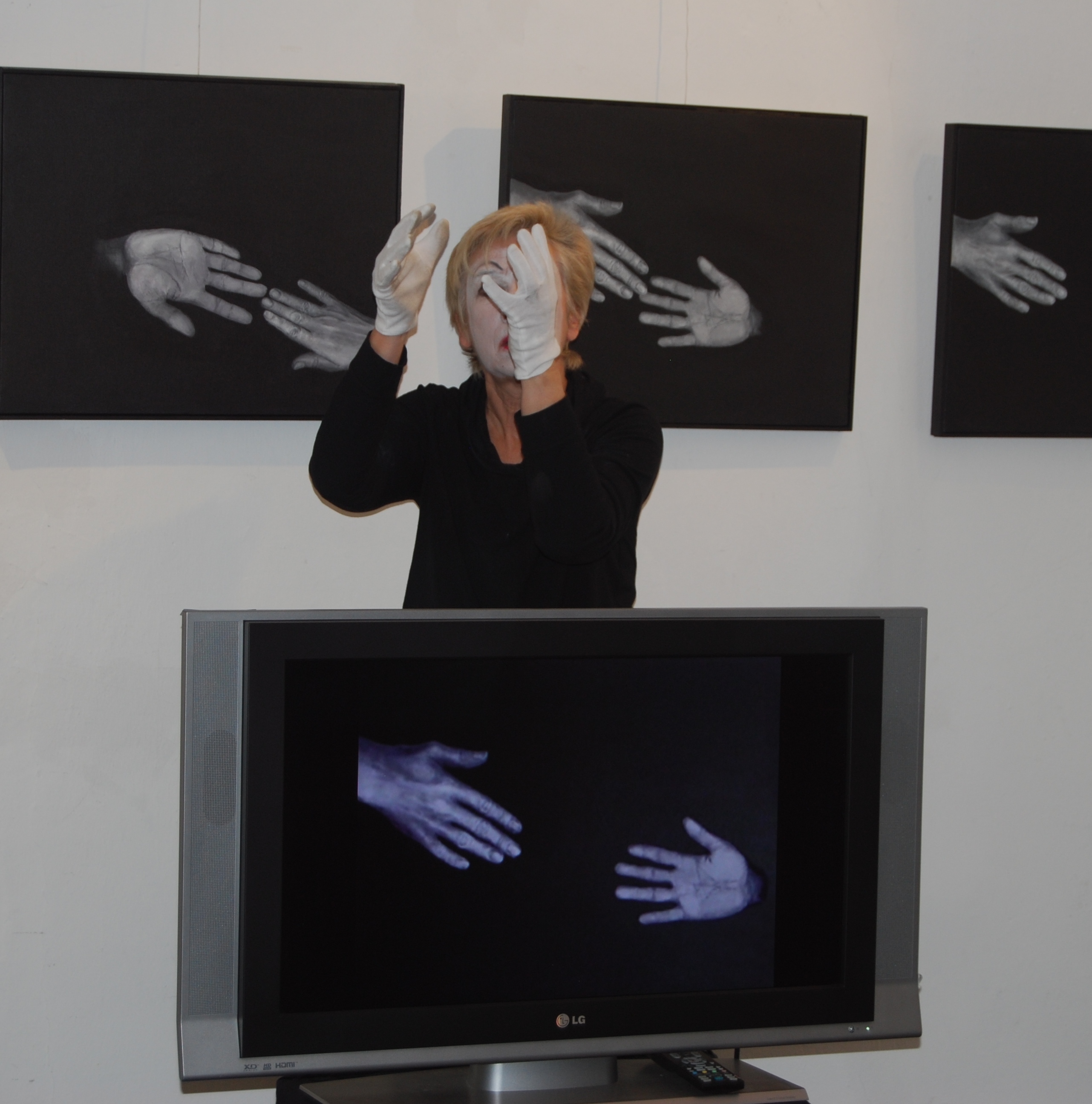 Gitta Hofrichter bei ihrer Performance