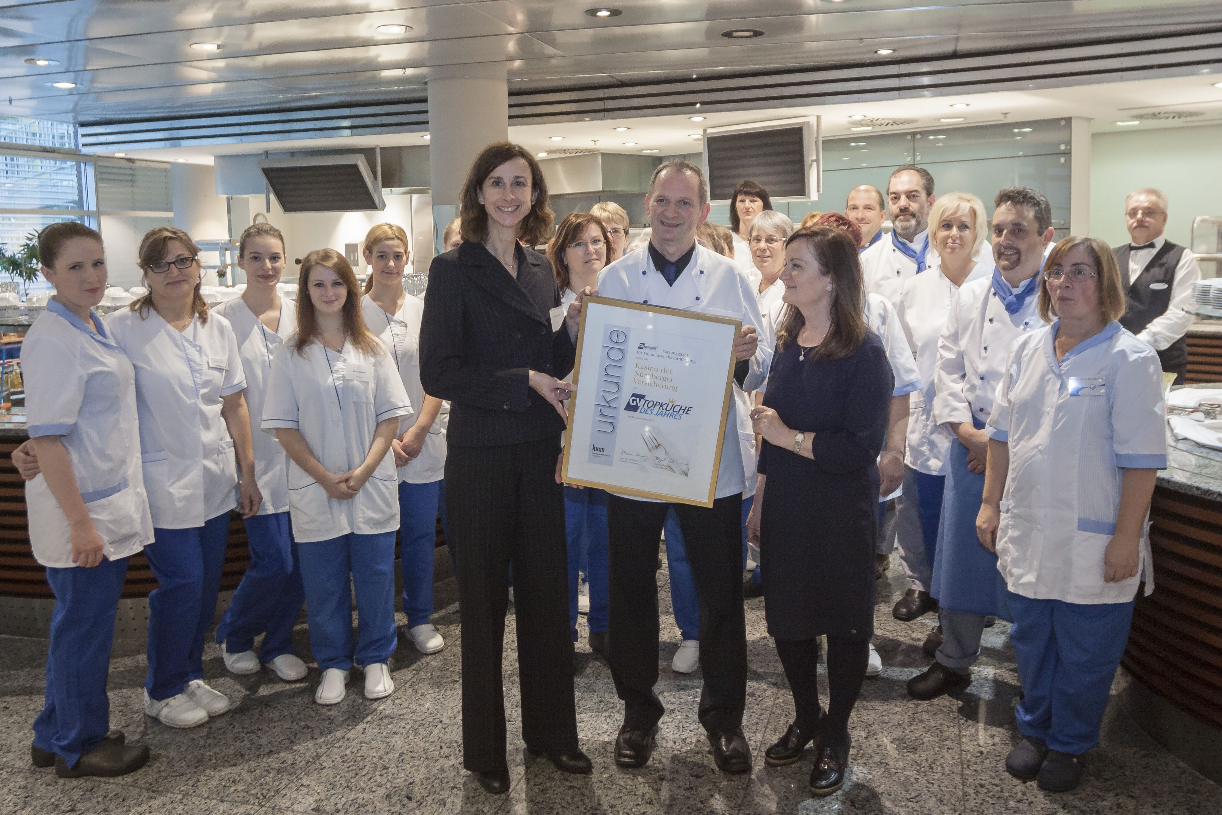 Kasinoleiter Max Kellermann (Mitte) und sein Team bei der Verleihung der Auszeichnung durch Kristina Hornung (l., Verlagsbereichsleiterin GVkompakt) und Birgit Lehmann (r., Chefredakteurin GVkompakt).