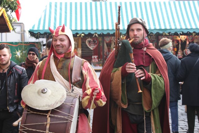 Gaukler, Handwerker und Spielleut' laden zum Mittelaltermarkt ein. Foto: Ebersberger