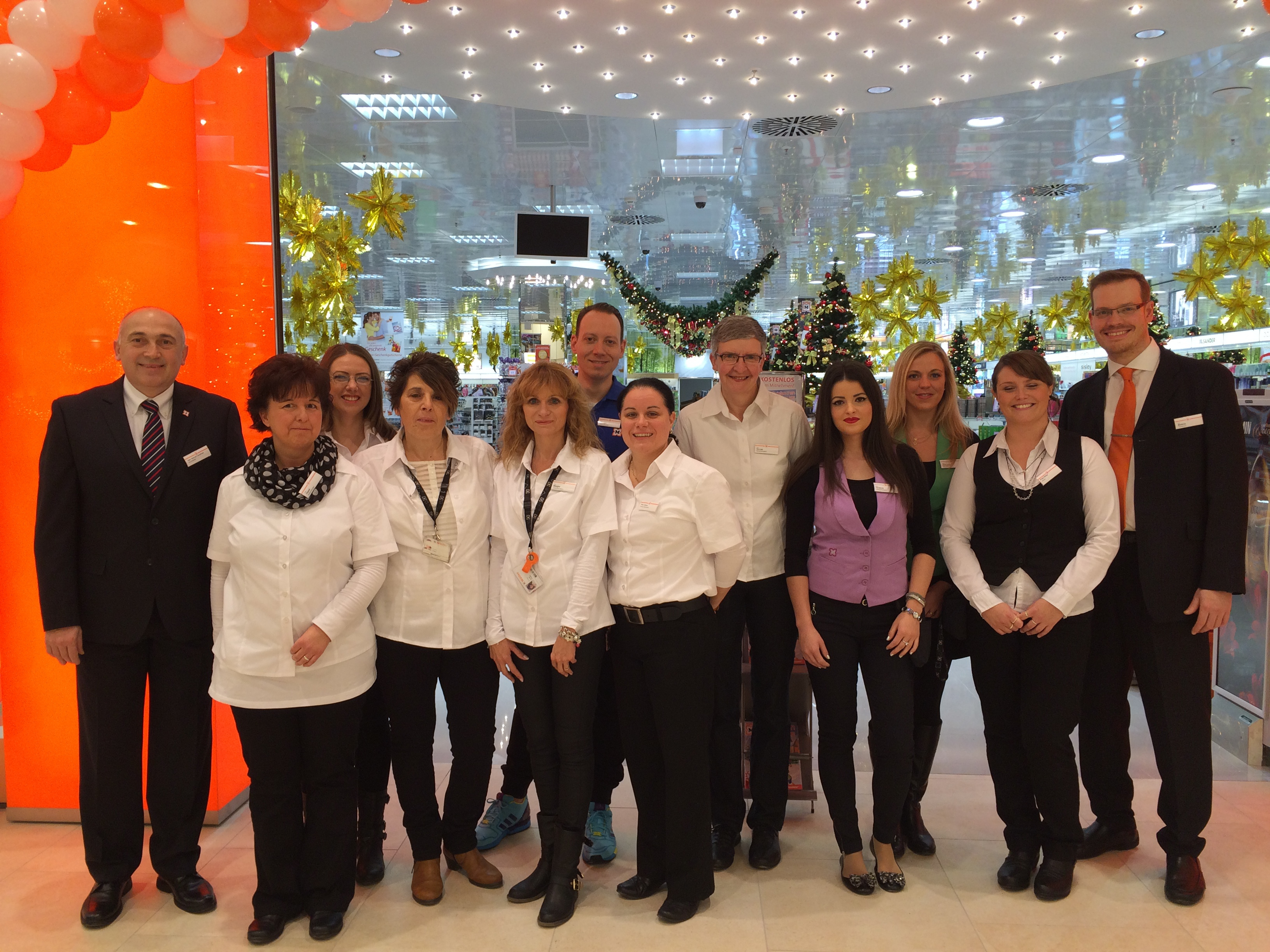 Pietro Mattina und sein freundliches Fachteam freuen sich auf Ihren Besuch in der neuen Müller-Filiale in Stein.
