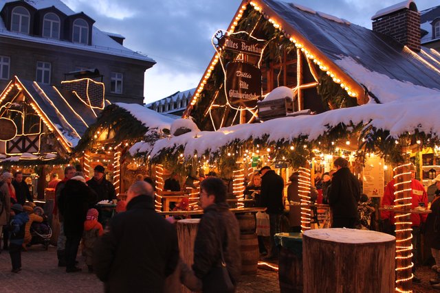 Gerade in den Abendstunden kann man das besondere, familiäre Flair des Fürther Weihnachtsmarktes genießen. Foto: Ebersberger