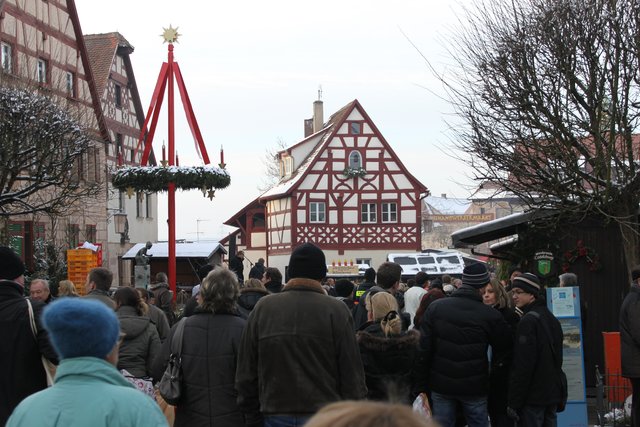 Am Marktplatz lockt der Adventsmarkt wieder zahllose Besucher aus der Region an. Foto: Ebersberger