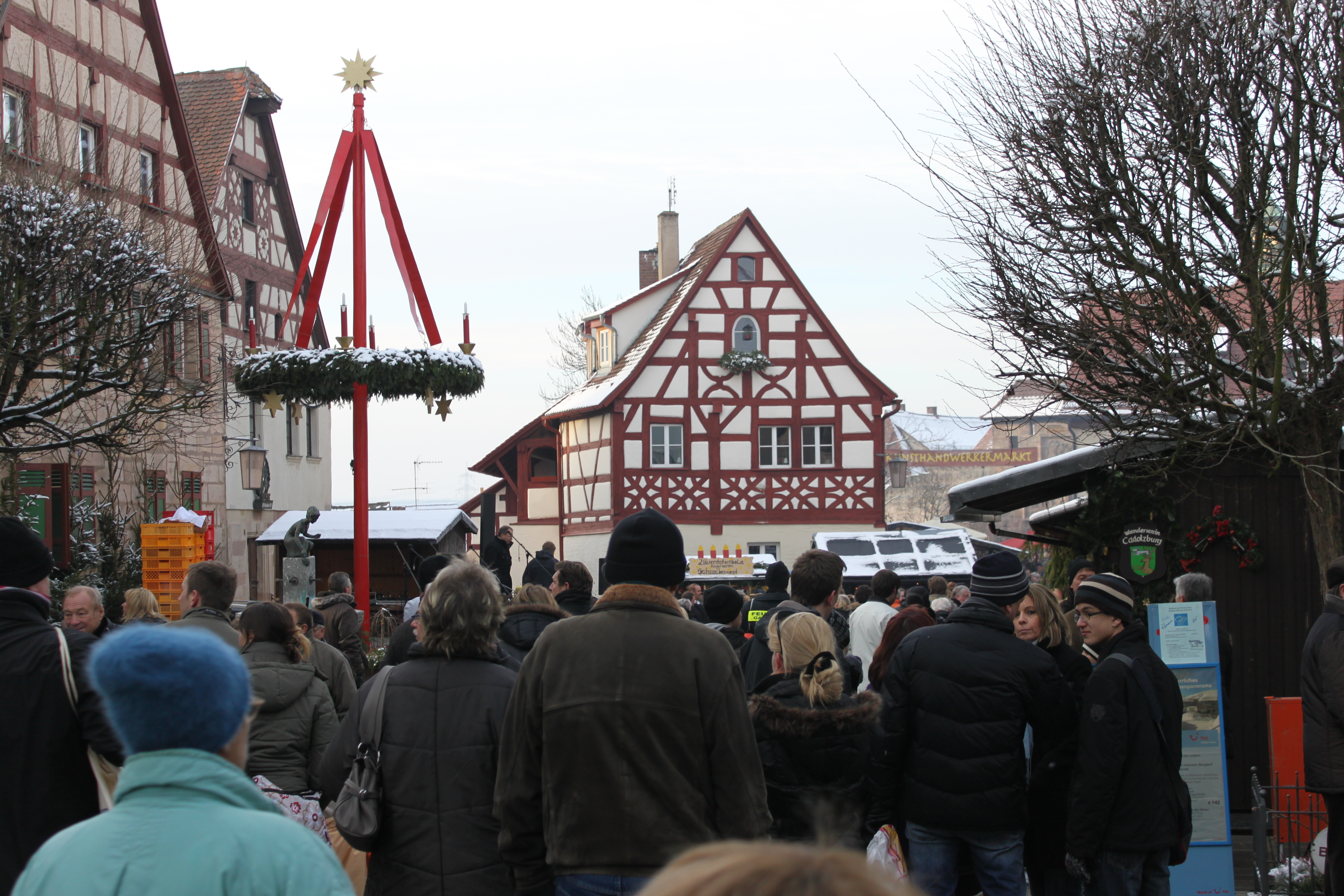 Am Marktplatz lockt der Adventsmarkt wieder zahllose Besucher aus der Region an. Foto: Ebersberger