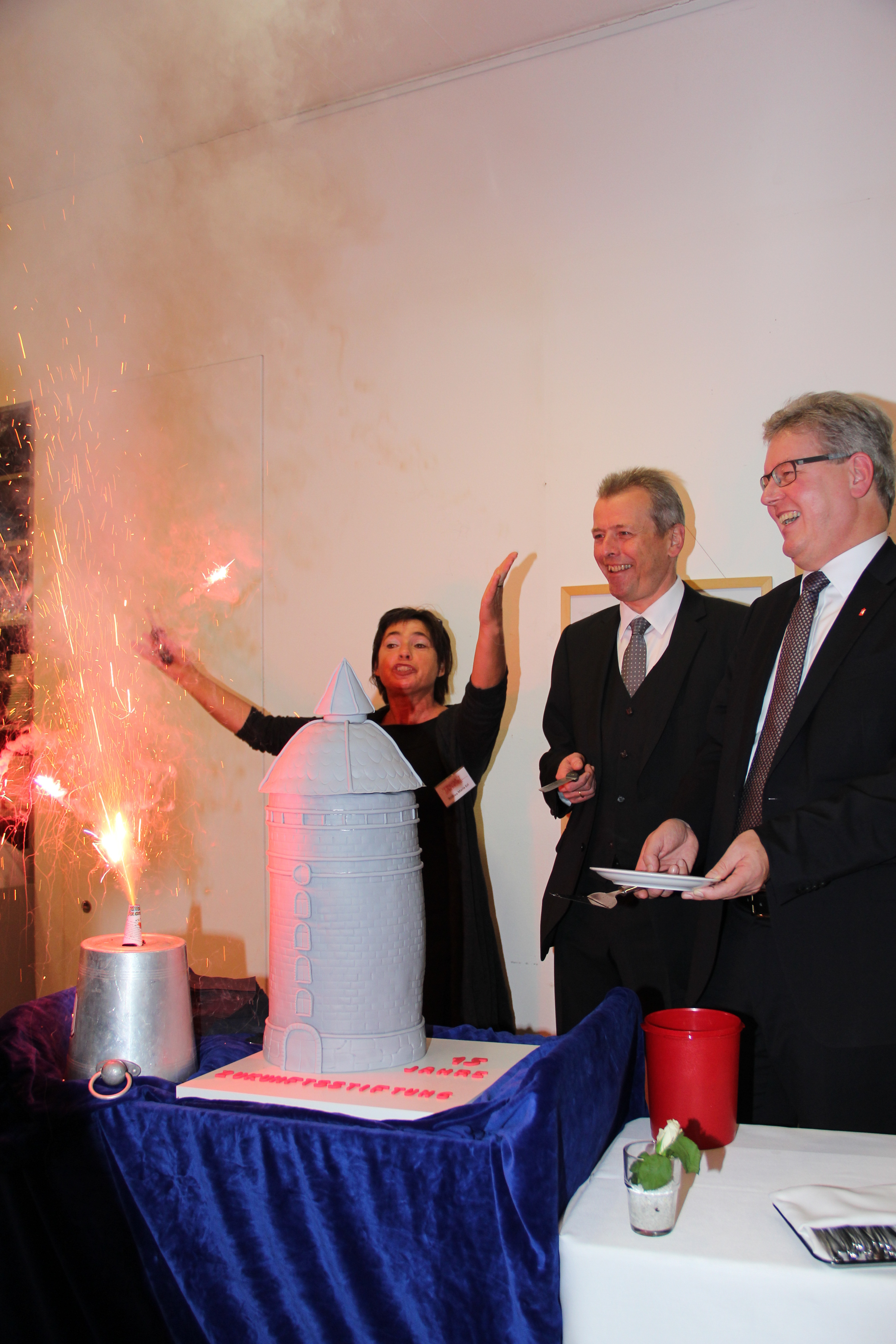 Kein Geburtstag ohne Torte. Das Logo der Zukunftsstiftung, ein Stadtturm in der Geschmacksrichtung Schoko-Himbeere, wurde von Andrea Maria Erl, Theater Mummpitz, Oberbürgermeister Ulrich Maly und Matthias Everding, Vorstandsvorsitzender der Sparkasse Nürnberg und der Zukunftsstiftung, angeschnitten.