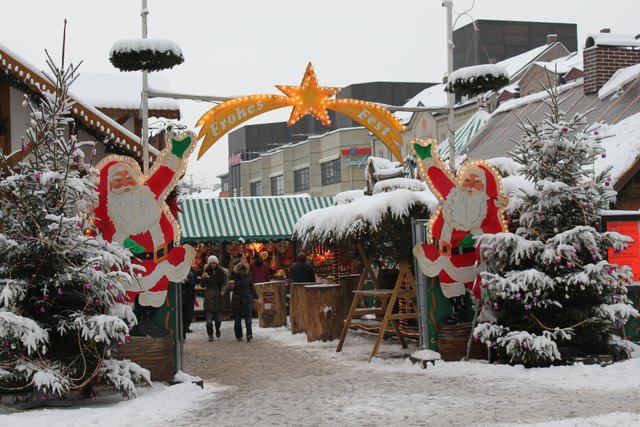 Fröhliche Weihnachtsmänner heißen die Besucher des Weihnachtsmarktes willkommen. Ob er, wie hier auf dem Foto, auch von einer weißen Schneedecke überzogen ist, wird sich zeigen. Foto: Ebersberger