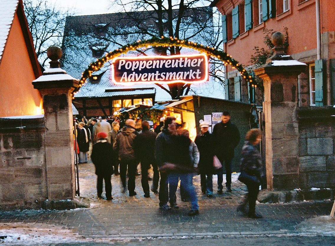 Klein, aber besonders fein präsentiert sich der Adventsmarkt in Poppenreuth.