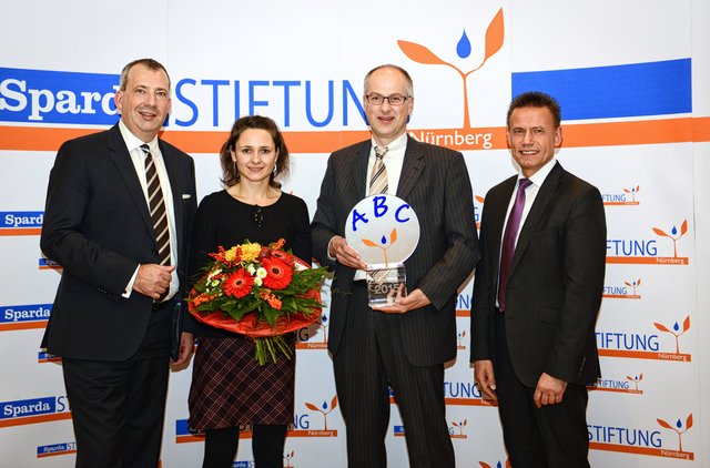 Gewinner des SpardaZukunftspreises 2015 ist das Projekt „Kultur für alle Kinder! – Die KulturTafel Erlangen“ des Diakonischen Werks Erlangen e. V. (v. l.): Stefan Schindler (Vorsitzender des Stiftungsrates der Sparda-Stiftung Nürnberg), Juliane Siegel (Leiterin KulturTafel Erlangen), Jochen Nußbaum (Leitung Fördererbetreuung der Diakonie Erlangen), Thomas Lang (Vorsitzender des Stiftungsvorstandes der Sparda-Stiftung Nürnberg). | Foto: Sparda-Bank Nürnberg eG