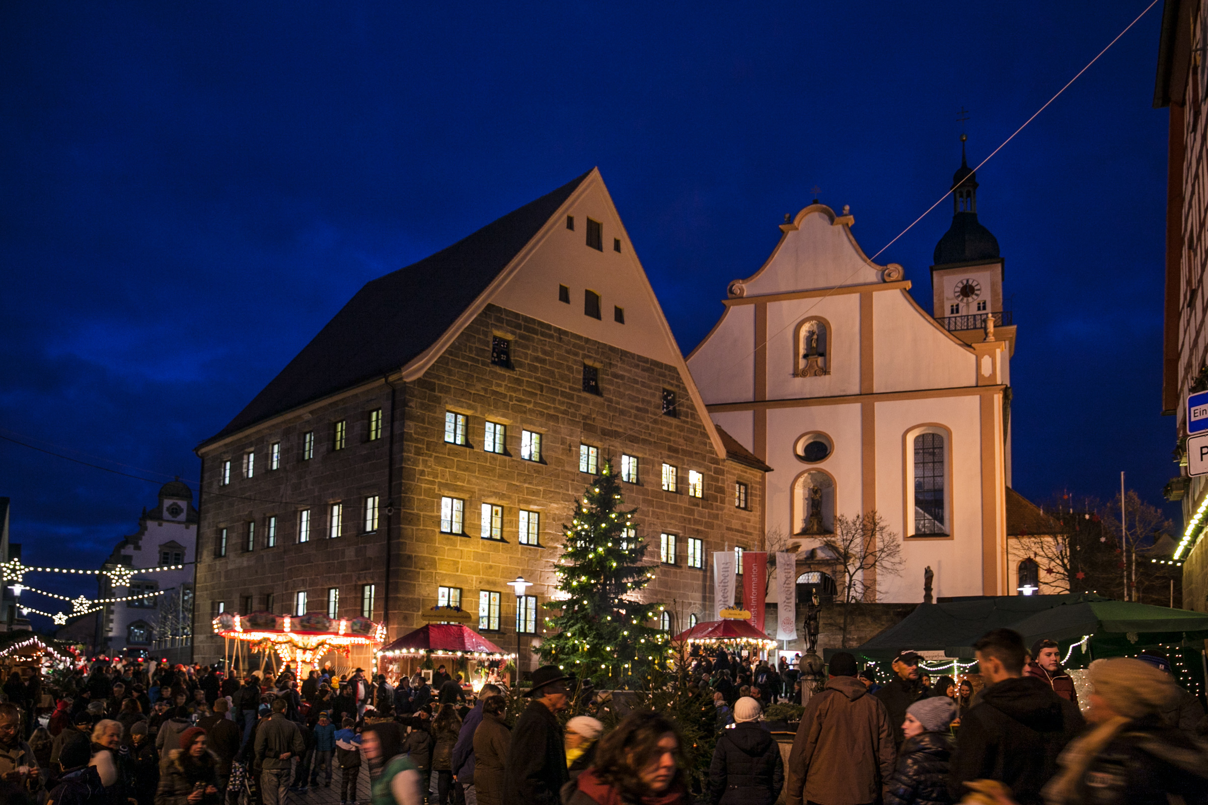 Der Marktplatz zeigt eindrucksvoll das Motto „Hilpoltstein, Stadt der Sterne“.