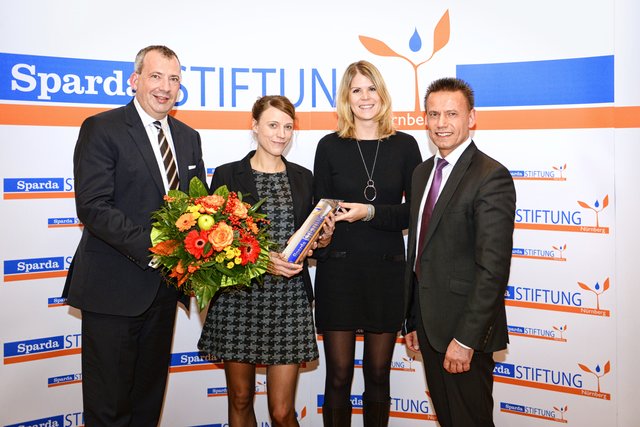Die Gewinnerin des SpardaMedienpreises 2015, Eva-Maria Herbert (Bayerischer Rundfunk, 2. v. l.). | Foto: Sparda-Bank Nürnberg eG