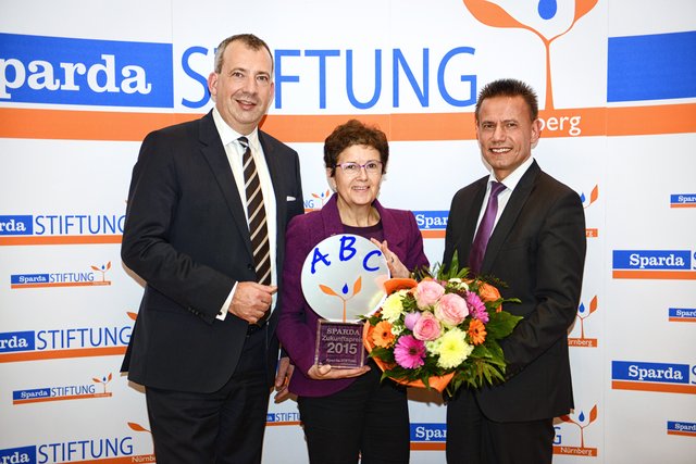 Den 2. Platz des SpardaZukunftspreises 2015 belegt der Verein „AVALON – Notruf- und Beratungsstelle gegen sexuelle Gewalt e. V.“ aus Bayreuth (v. l.): Stefan Schindler (Vorsitzender des Stiftungsrates der Sparda-Stiftung Nürnberg), Gudrun Brendel-Fischer (Vereinsvorsitzende), Thomas Lang (Vorsitzender des Stiftungsvorstandes der Sparda-Stiftung Nürnberg). | Foto: Sparda-Bank Nürnberg eG