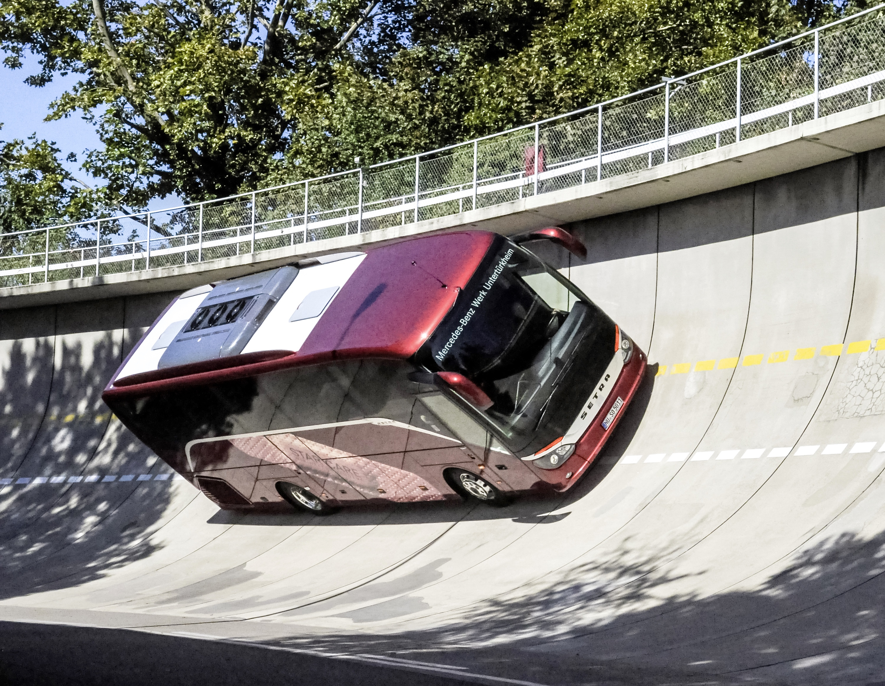 Besonderer Kick: Ein SETRA S 511 HD beim Durchfahren der Steilkurve auf dem Daimler-Testgelände in Stuttgart-Untertürkheim. Foto: Auto-Medienportal.Net/Daimler