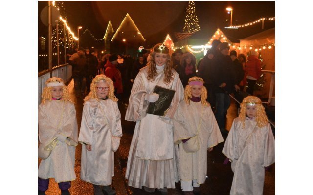 Am Sonntag ist das Christkind mit seinen lieben Engeln zu Gast auf dem Georgensgmünder Weihnachtsmarkt und beim Lichterschiffchenfahren.