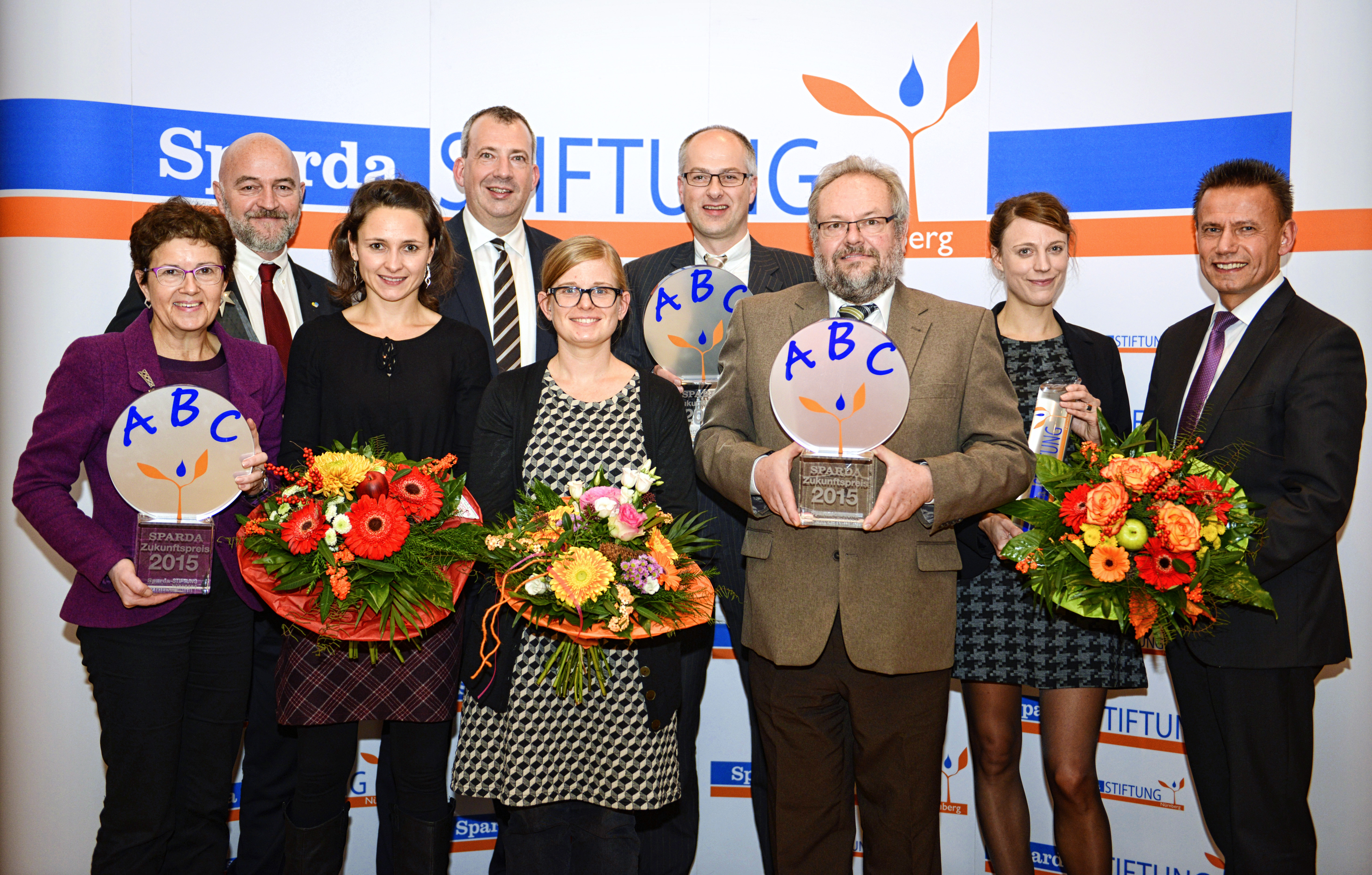 Übergabe der Sparda-Stiftungspreise durch Stefan Schindler (Vorsitzender des Stiftungsrates der Sparda-Stiftung Nürnberg, 4.v.l.) und Thomas Lang (Vorsitzender des Stiftungsvorstandes der Sparda-Stiftung Nürnberg, r.)