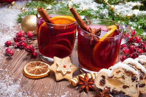 Glühwein und andere Leckereien verbreiten Stimmung beim Thomasmarkt in Schwanstetten.