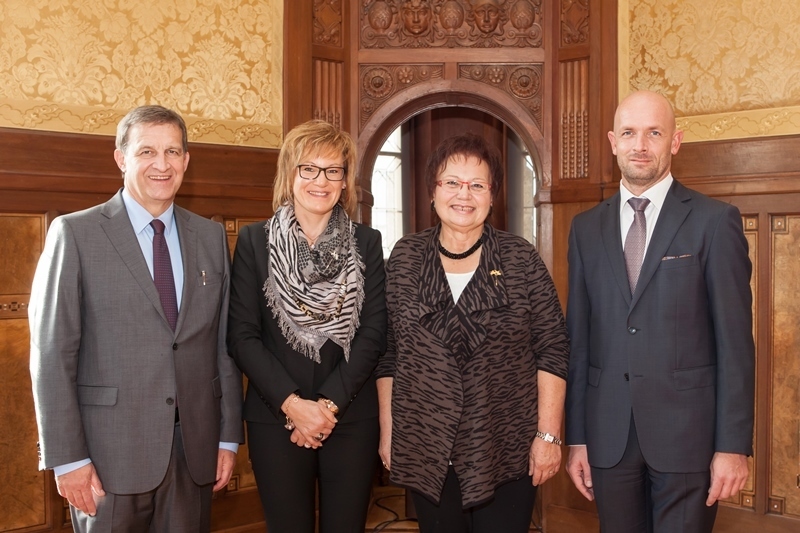 Jubilar-Ehrung (v.l.): Rolf Schifferens (Vorstand Region Europa), Daniela Göppner, Anna Göppner (beide Werk Geroldsgrün) sowie Ralf Heyen (Head of Corporate Human Resources).