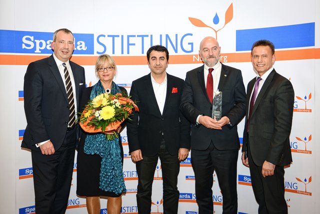 Die Asylothek Nürnberg hat den SpardaSolidaritätspreis „Auszeichnung für besonderes Engagement und Solidarität im Bereich Migration“ gewonnen (v. l.): Stefan Schindler (Vorsitzender des Stiftungsrates der Sparda-Stiftung Nürnberg), Karin Schlag (Projektleiterin Asylothek), Arif Taşdelen (Integrationspolitischer Sprecher SPD- Landtagsfraktion), Günter Reichert (Gründer Asylothek), Thomas Lang (Vorsitzender des Stiftungsvorstandes der Sparda-Stiftung Nürnberg. | Foto: Sparda-Bank Nürnberg eG