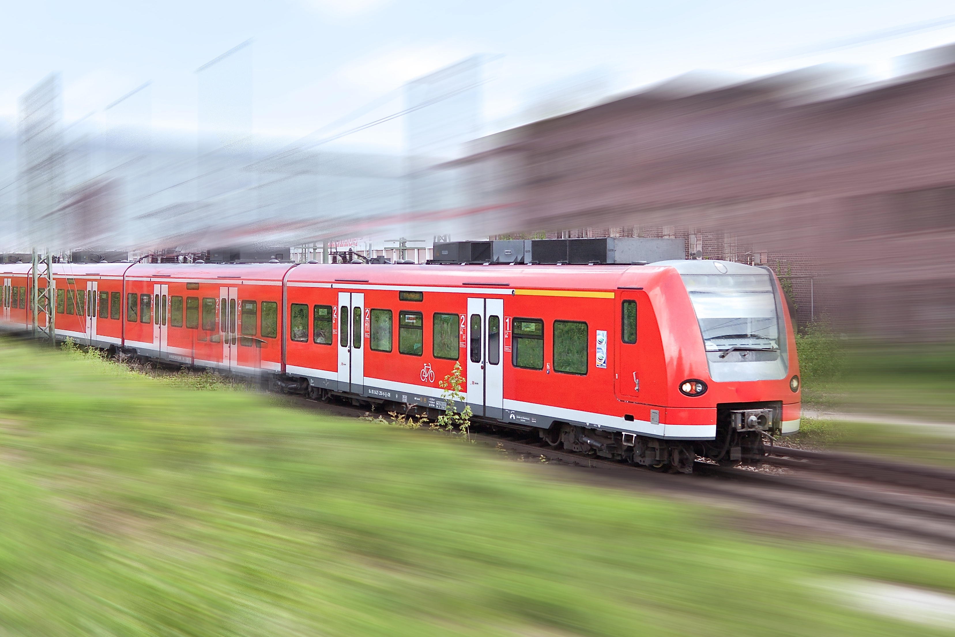 Schienenfahrzeuge können den Straßenverkehr (somit auch die Umwelt) in der Stadt und auf dem Land entlasten und die Infrastruktur stärken. Symbolbild: © eyetronic/Fotolia.com