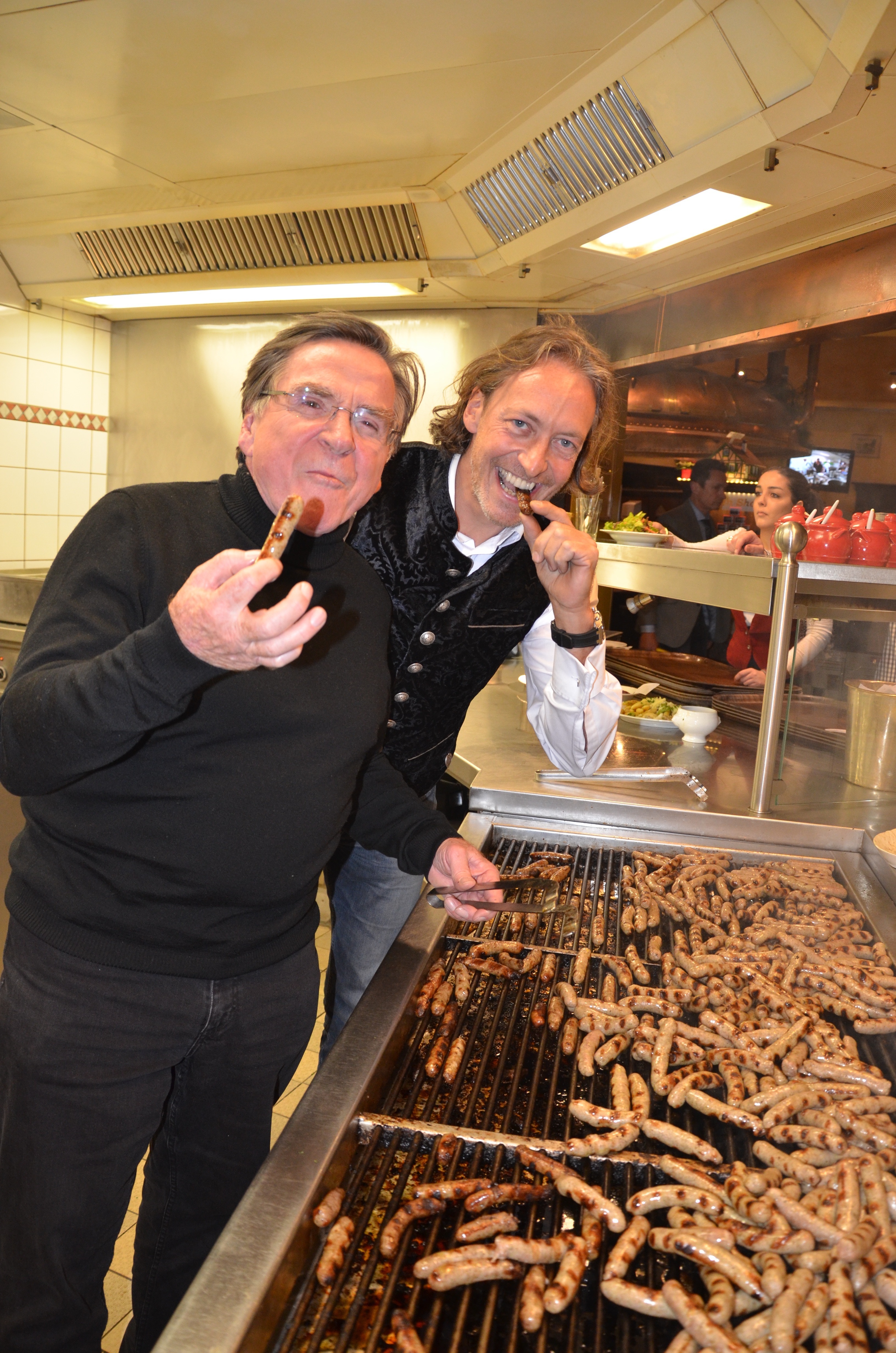 Elmar Wepper (l.) testet die Rostbratwürste im Röslein mit Thomas Förster.